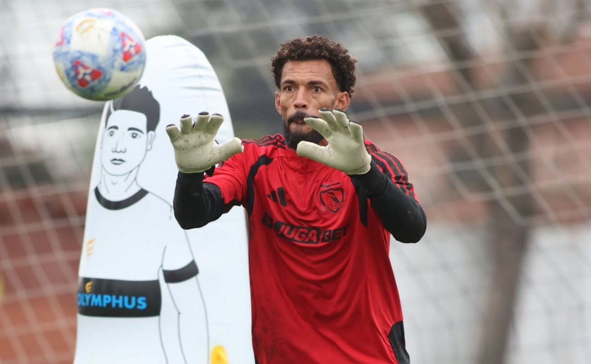 Colo Colo publica el video del primer entrenamiento de Vozinha en el estadio Monumental
