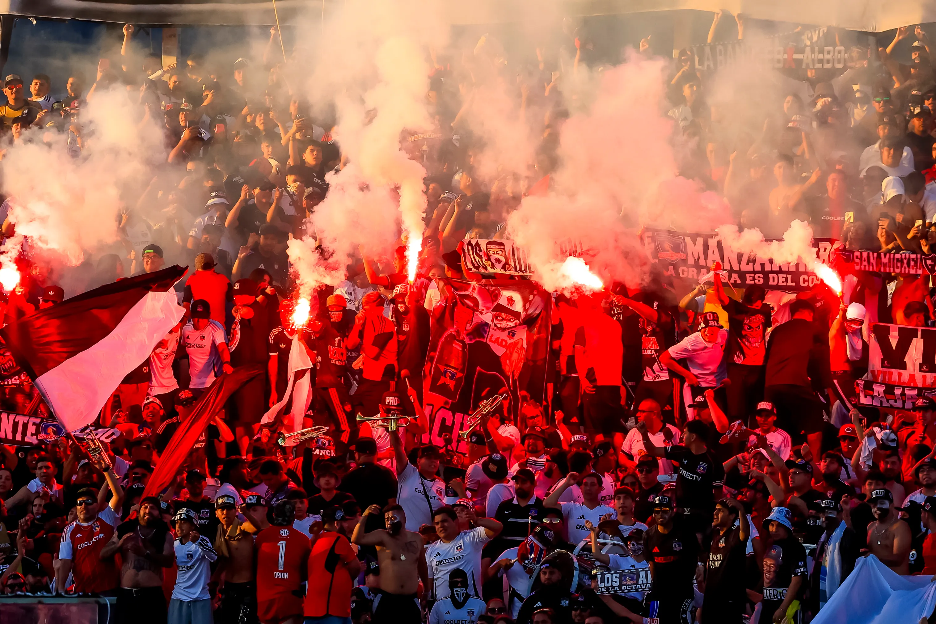 Los hinchas de Colo Colo podrán decir presente en el Superclásico en el Estadio Nacional. Foto: Pepe Alvujar/Photosport