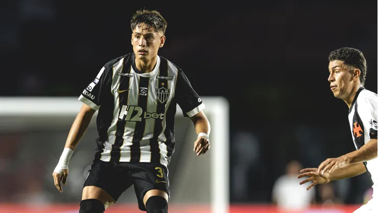 El zaguero chileno lo pasa mal en el Galo, donde sigue cortado.