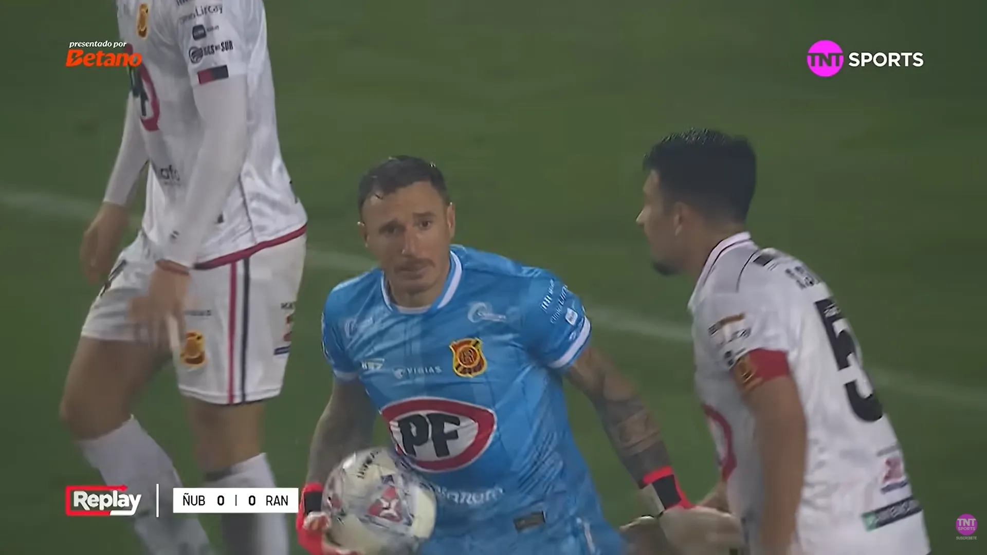 Cristian Campestrini felicitado por Sebastián Silva tras el penal que atajó. (Captura TNT Sports).