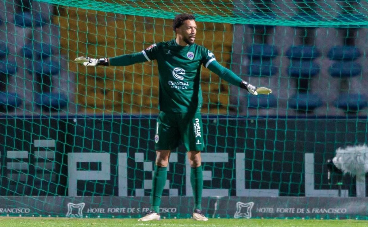 ¿Cómo le irá en Colo Colo? El compacto de Vozinha atajando en el GD Chaves de Portugal