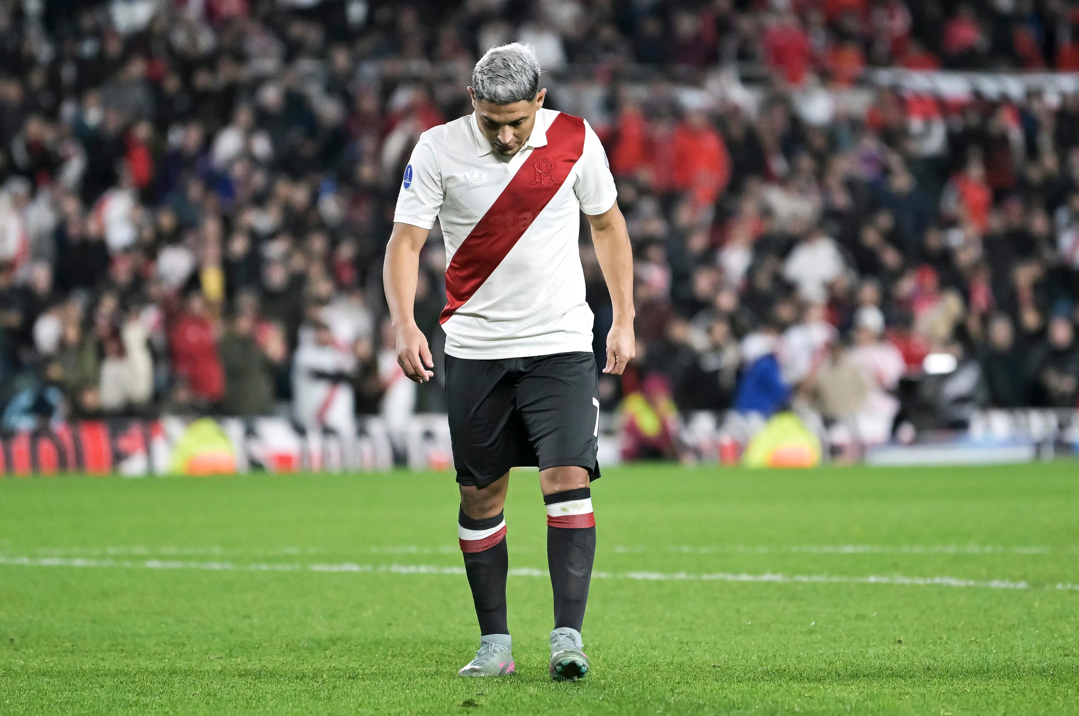 Maxi Salas y una imagen que grafica su paso por River Plate. (Marcelo Endelli/Getty Images)