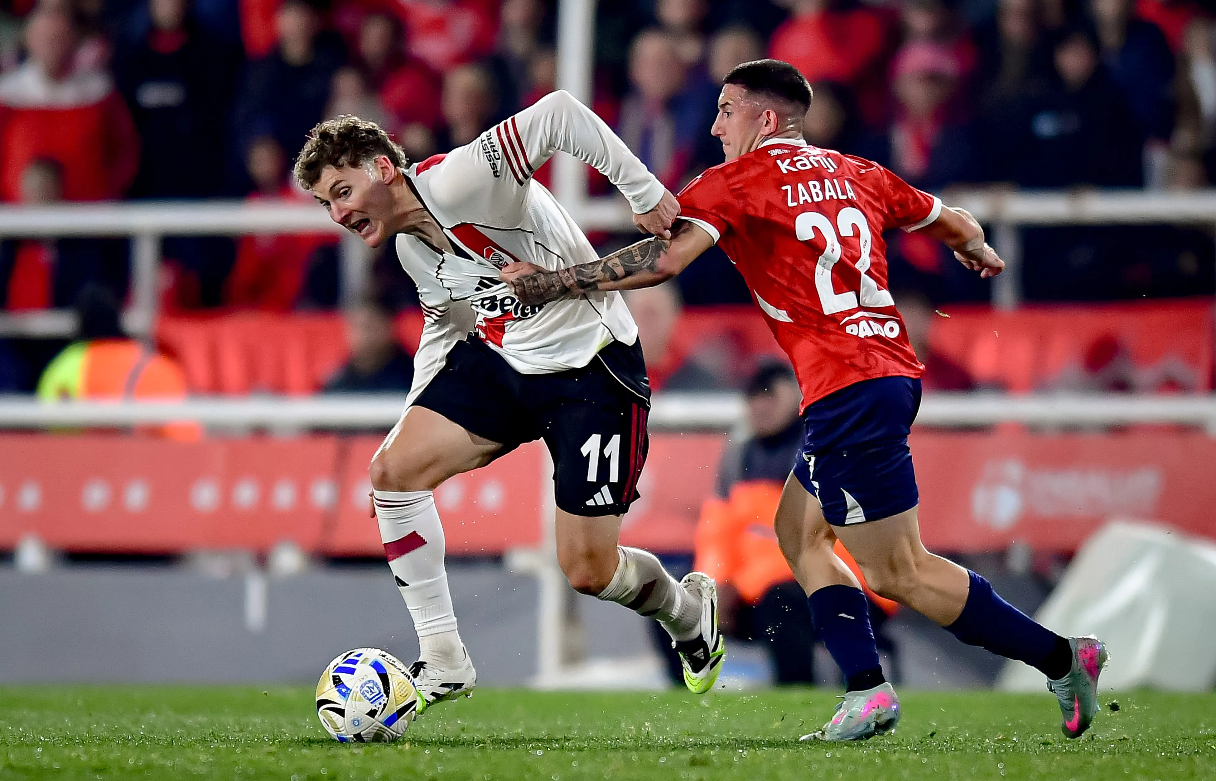 Facundo Zabala marca a Facundo Colidio de River Plate. (Marcelo Endelli/Getty Images).