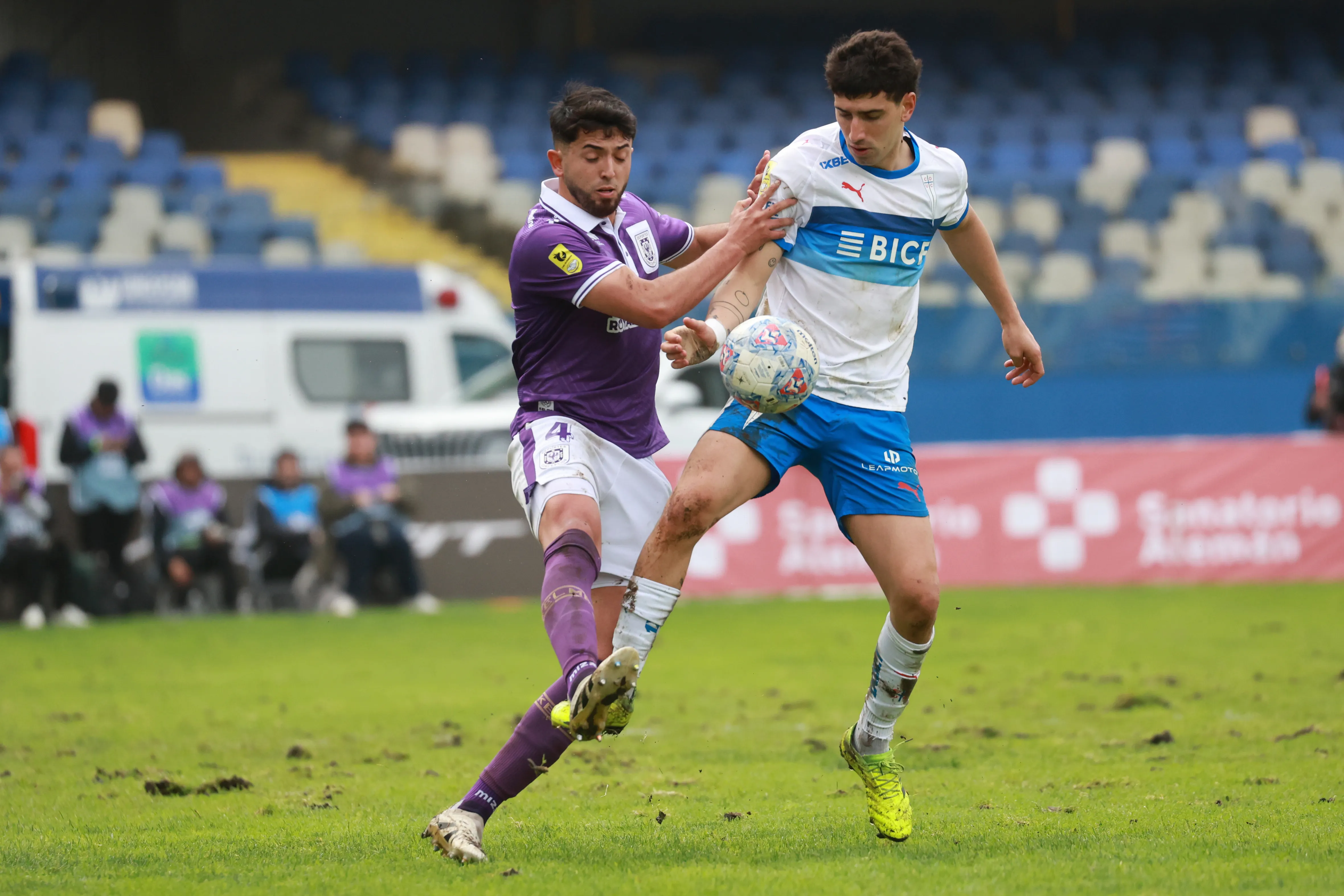 La cancha del Ester Roa Rebolledo ha sufrido por las lluvias en Concepción. | Foto: Photosport.