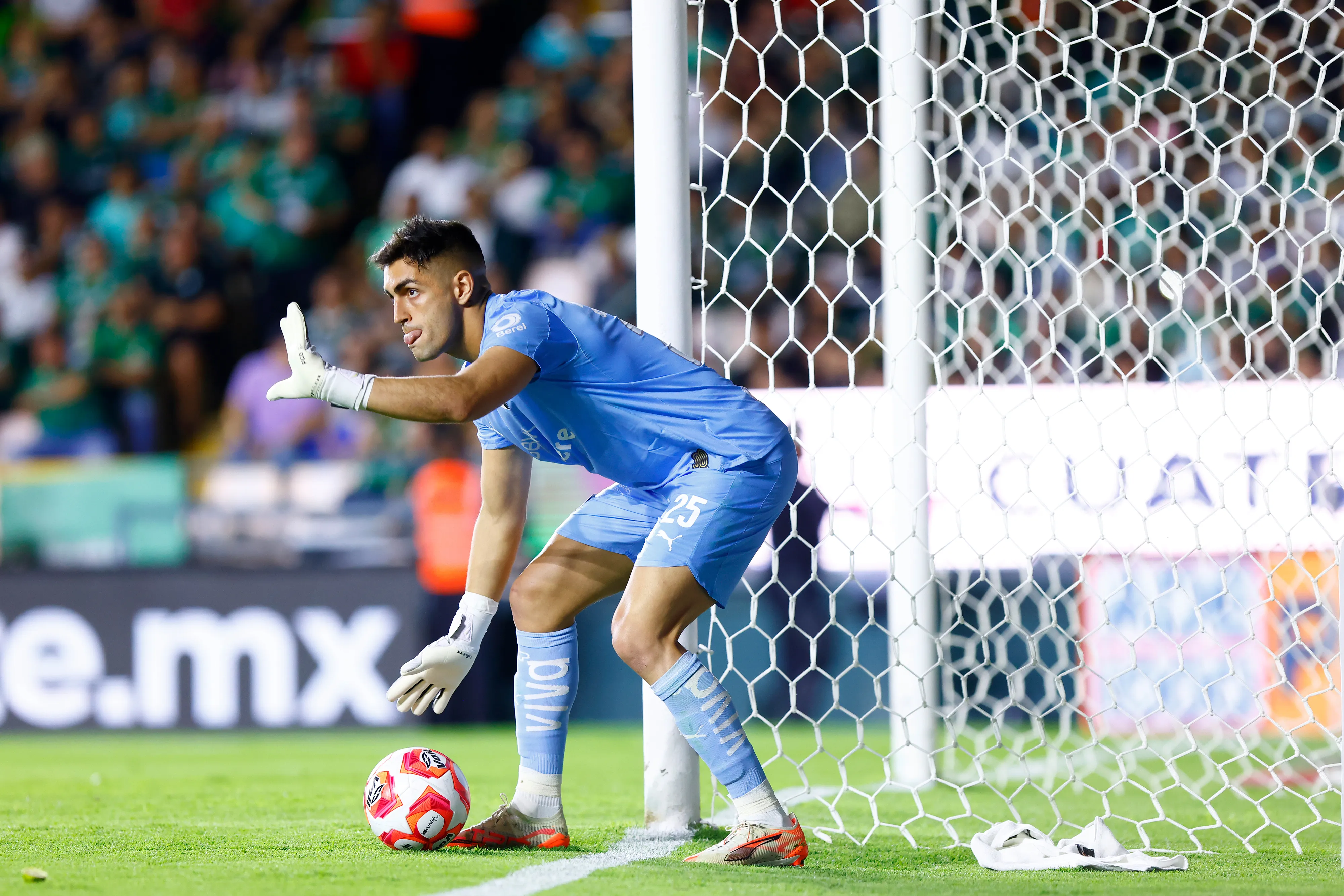 Santiago Mele en acción por el Monterrey, donde sumó 20 partidos. (Leopoldo Smith/Getty Images).