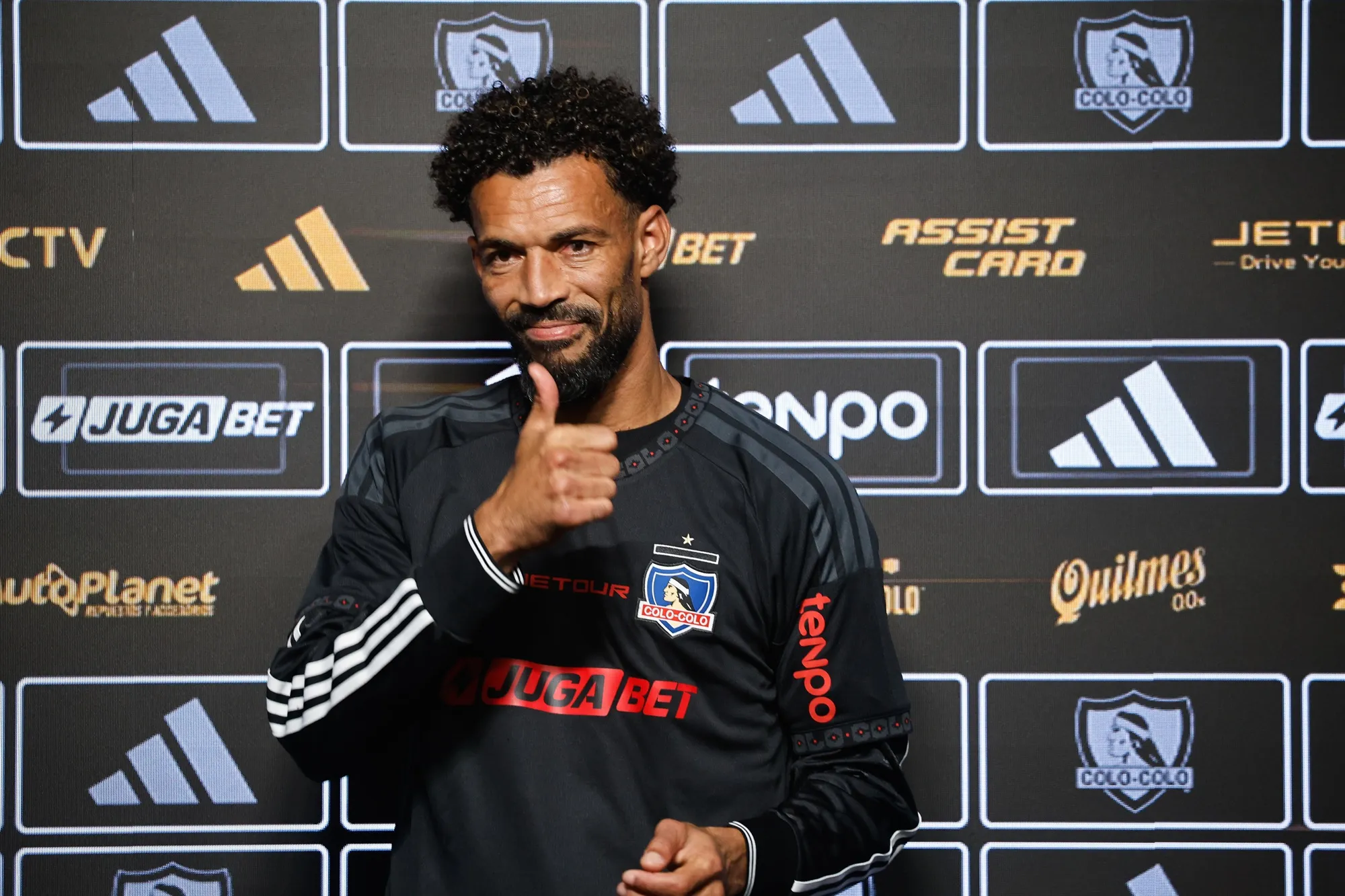 Así lució Vozinha en su presentación por Colo Colo. (Diego Martin/Photosport).
