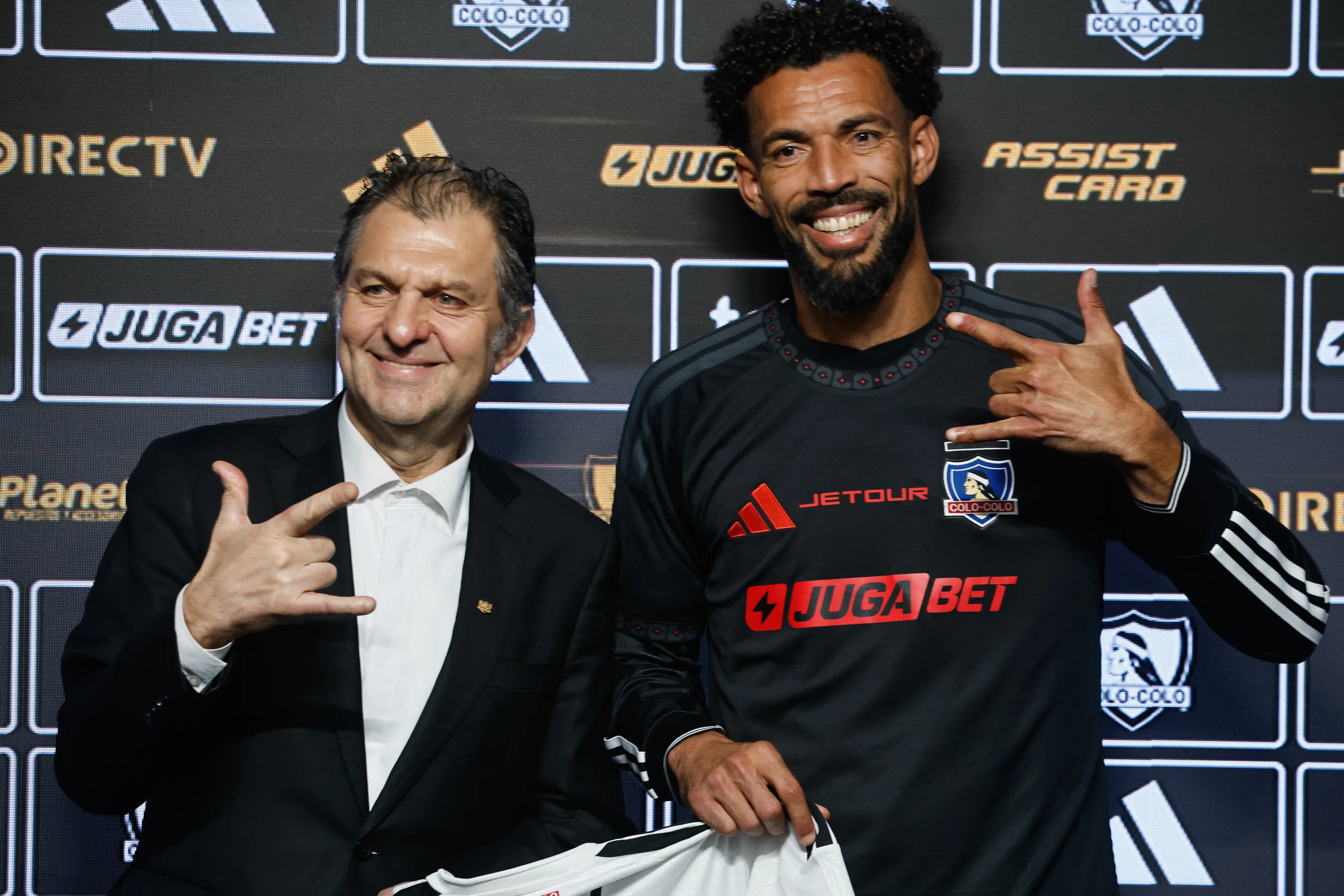 Aníbal Mosa posando junto a Vozinha. Foto: Photosport