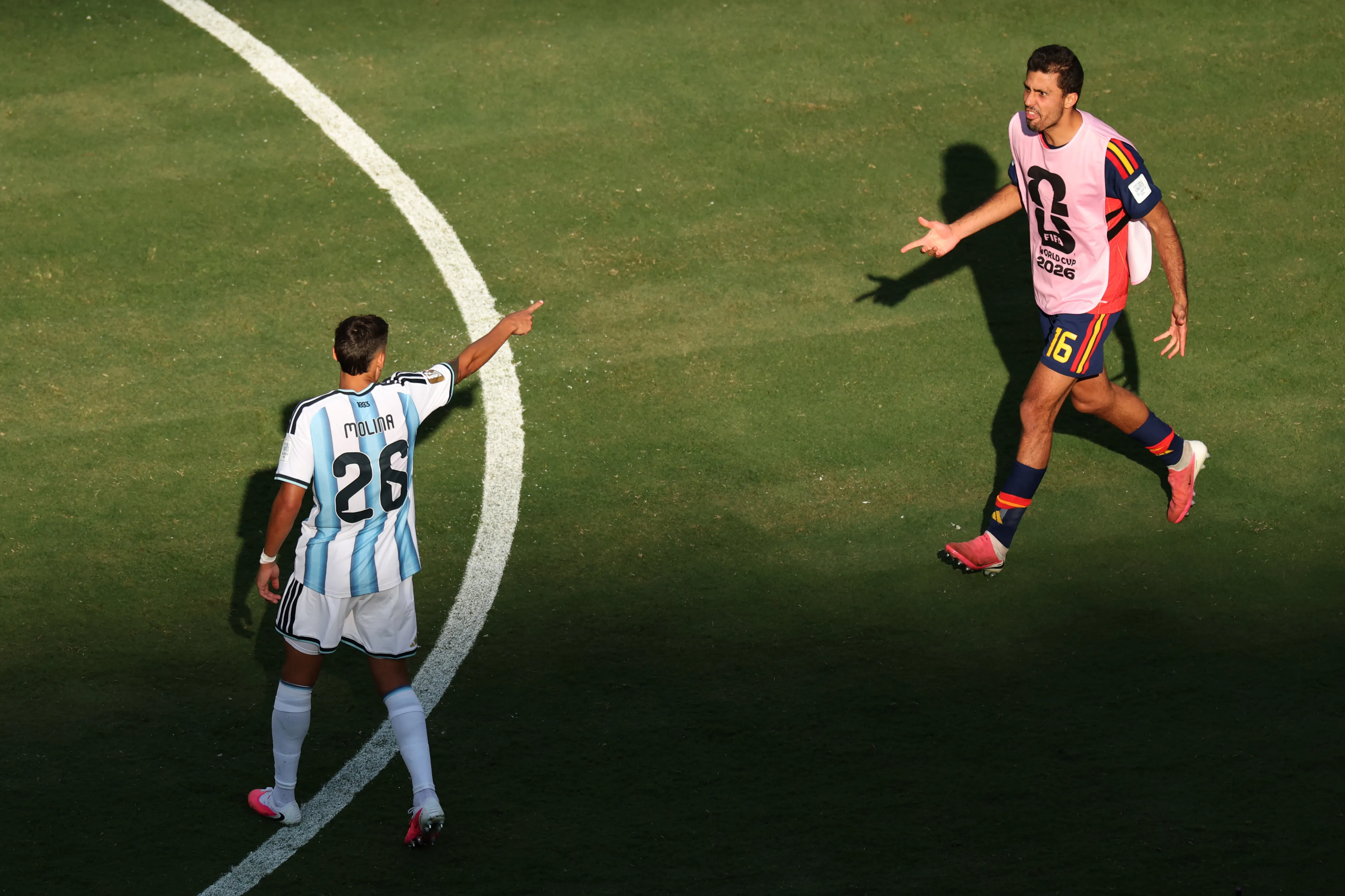 Nahuel Molina se encaró con Rodri, ganador del Balón de Oro en la Copa del Mundo. (Kevin C. Cox/Getty Images).