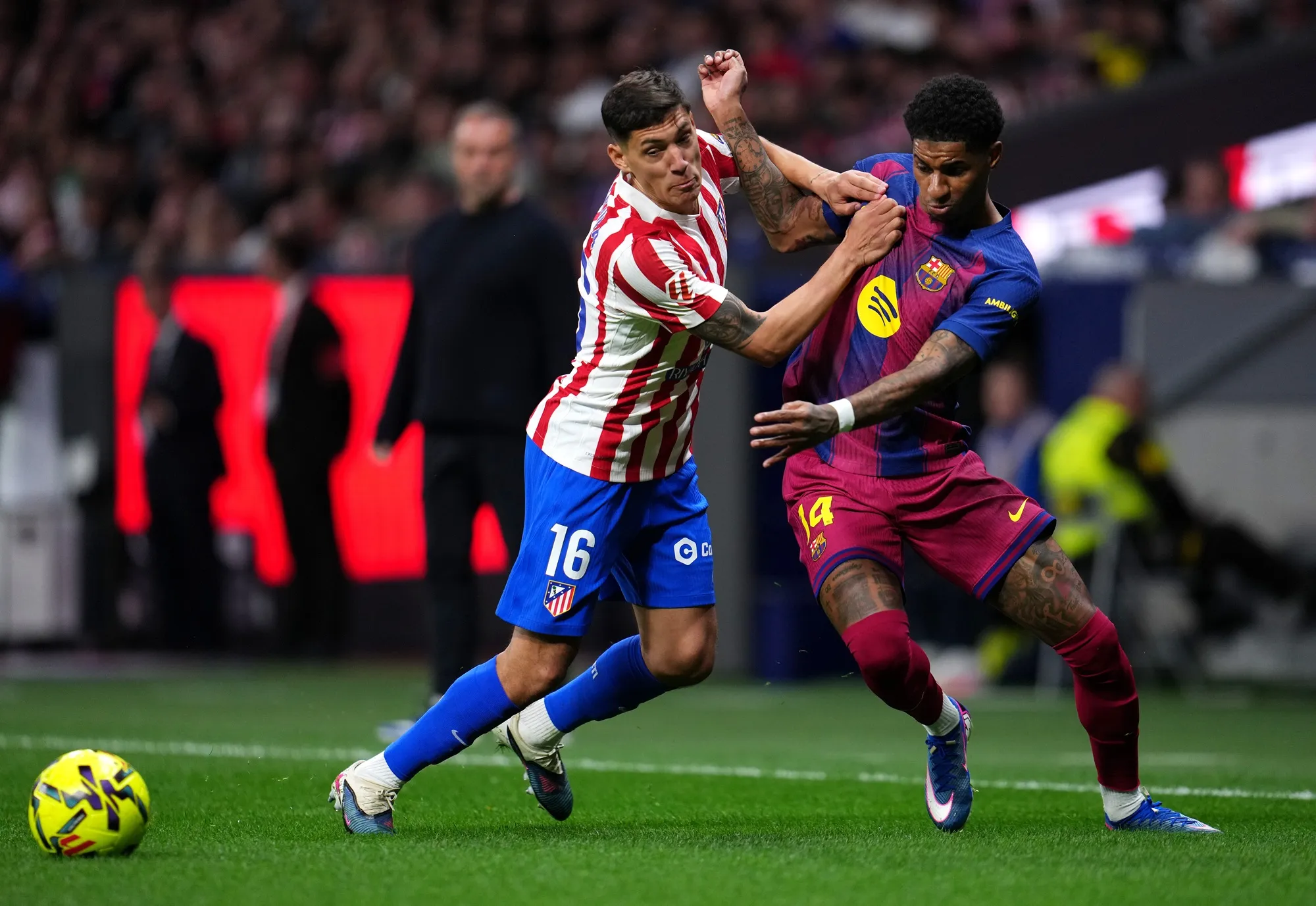 Nahuel Molina en acción ante Marcus Rashford en un Atlético Madrid vs Barcelona. (Aitor Alcalde/Getty Images).