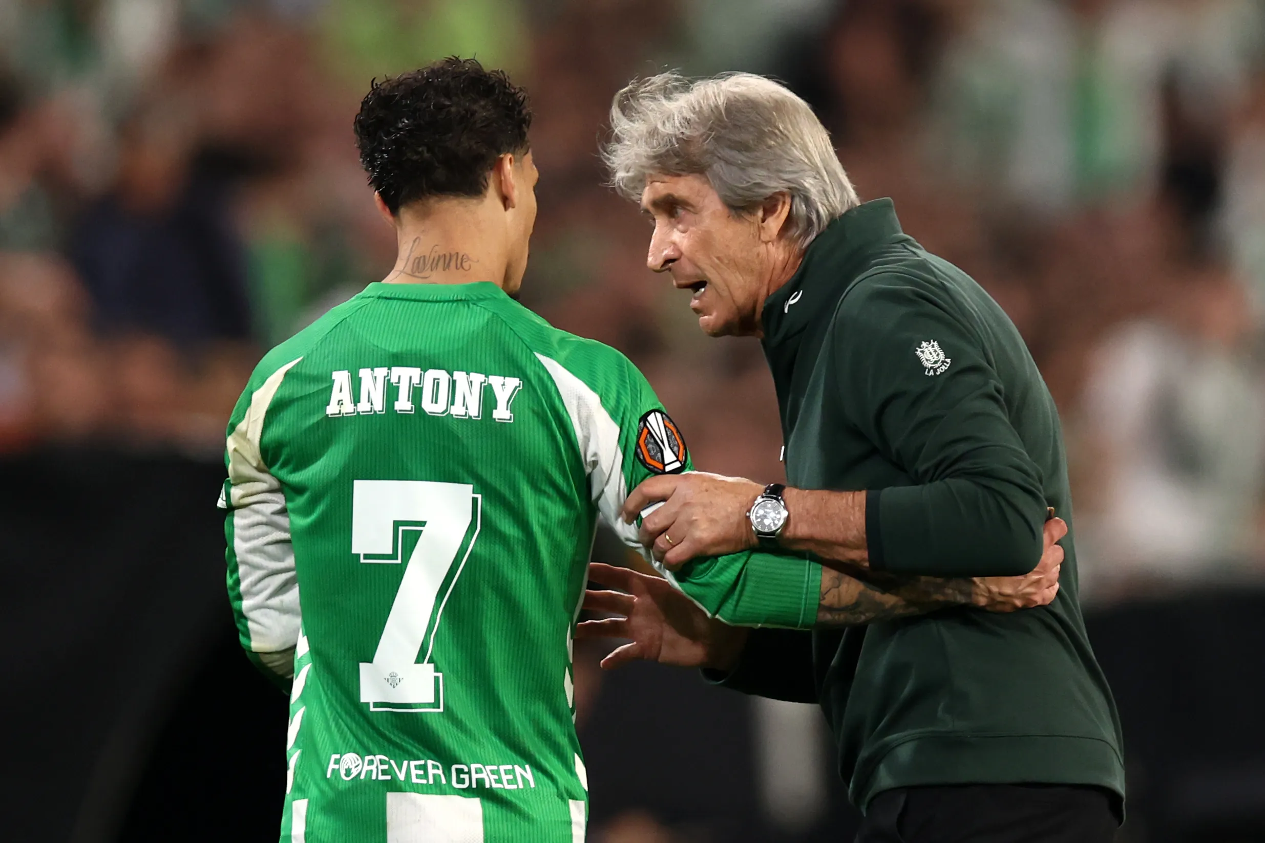 Manuel Pellegrini y Antony, uno de los grandes aciertos del Betis en el mercado de fichajes. (Fran Santiago/Getty Images).