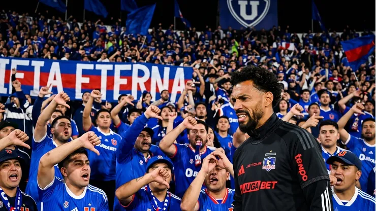 Los hinchas de la U palpitan el Superclásico con Vozinha en el arco de Colo Colo