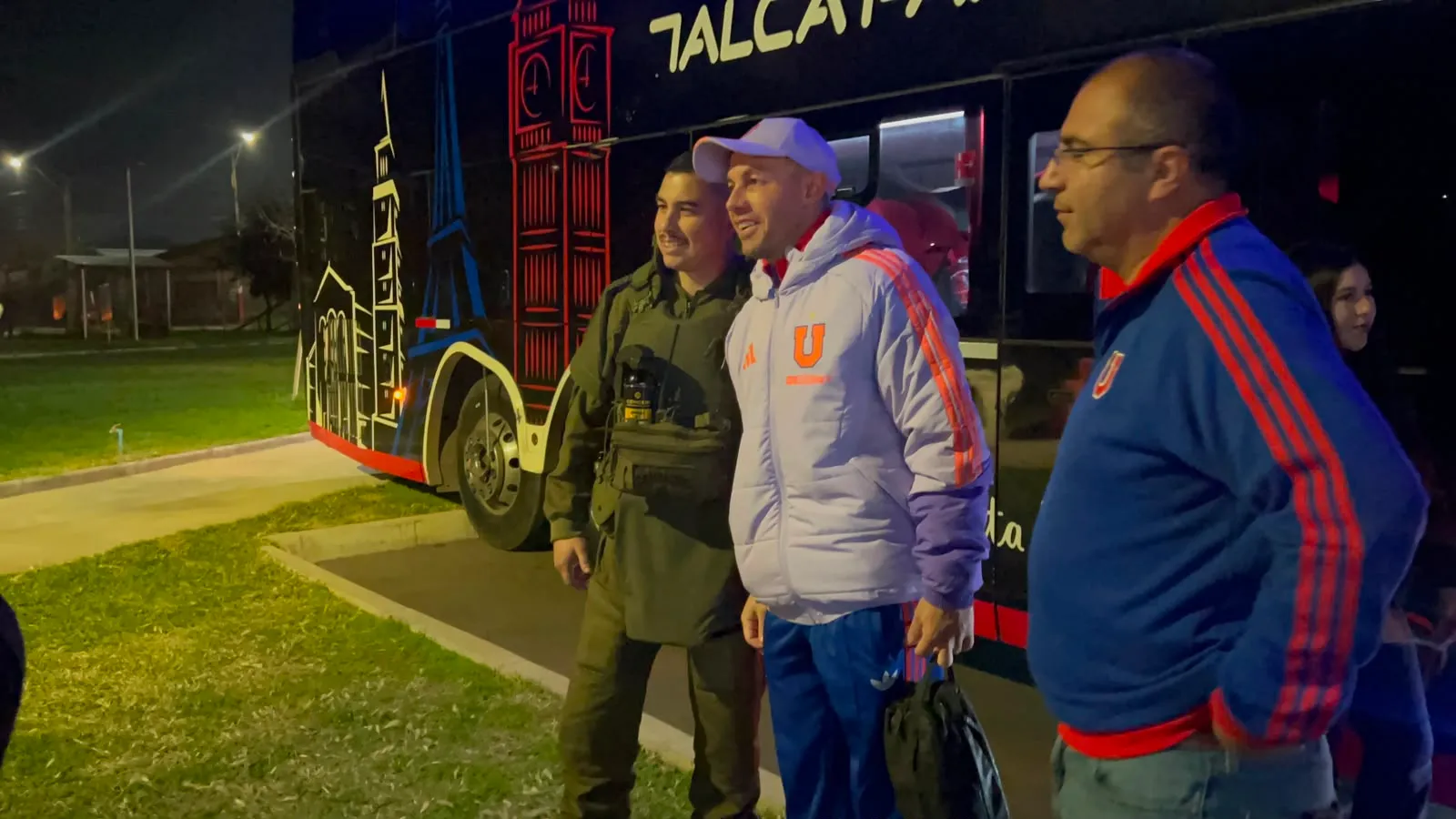 Hasta un grupo de carabineros le pidió fotos y videos a Marcelo Díaz. Foto: REDGOL.
