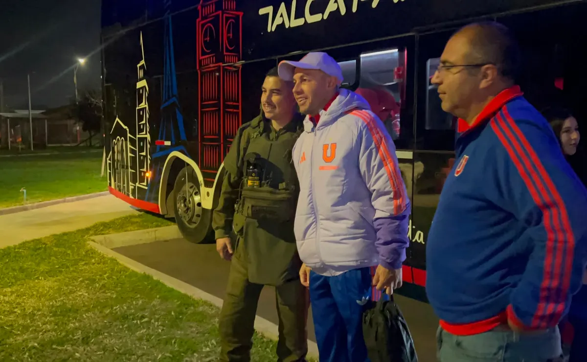 El reencuentro de Marcelo Díaz con los hinchas de U de Chile: aplaudido y fotos con carabineros
