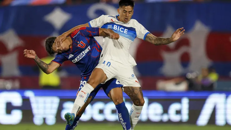 Lucas Barrera lucha con Matías Palavecino en el Clásico Universitario.