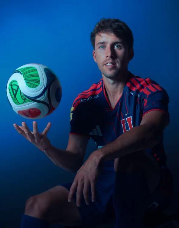 Tobías Reinhart posa con la indumentaria de la U de Chile. (Foto: @UdeChileoficial).