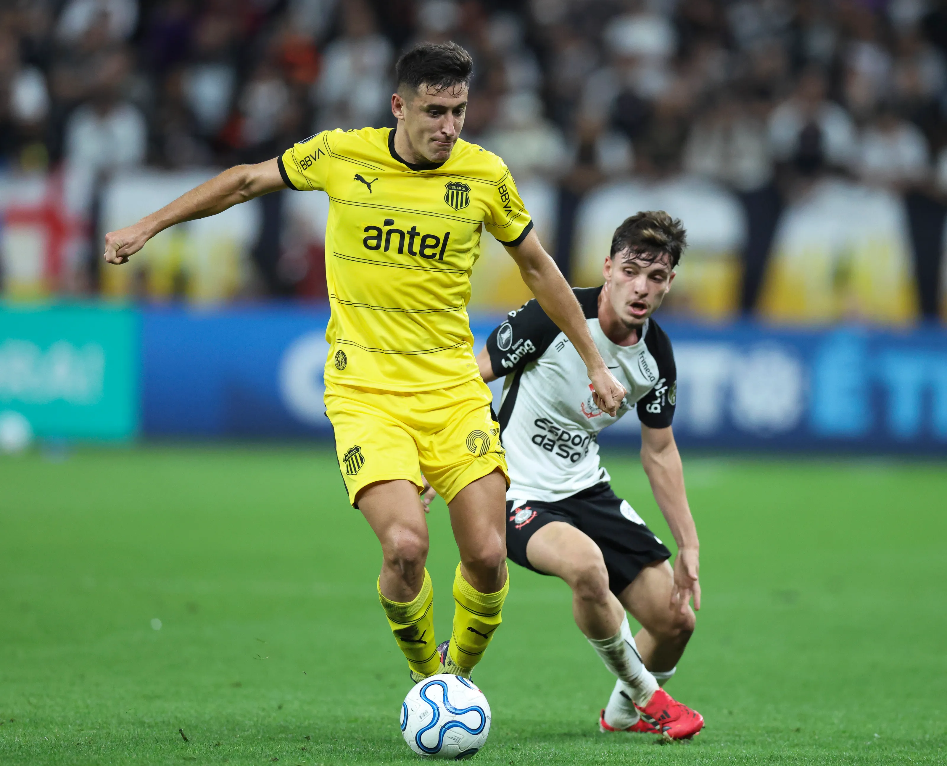 Gastón Togni en acción por Peñarol ante Corinthians de Brasil. (Alexandre Schneider/Getty Images).