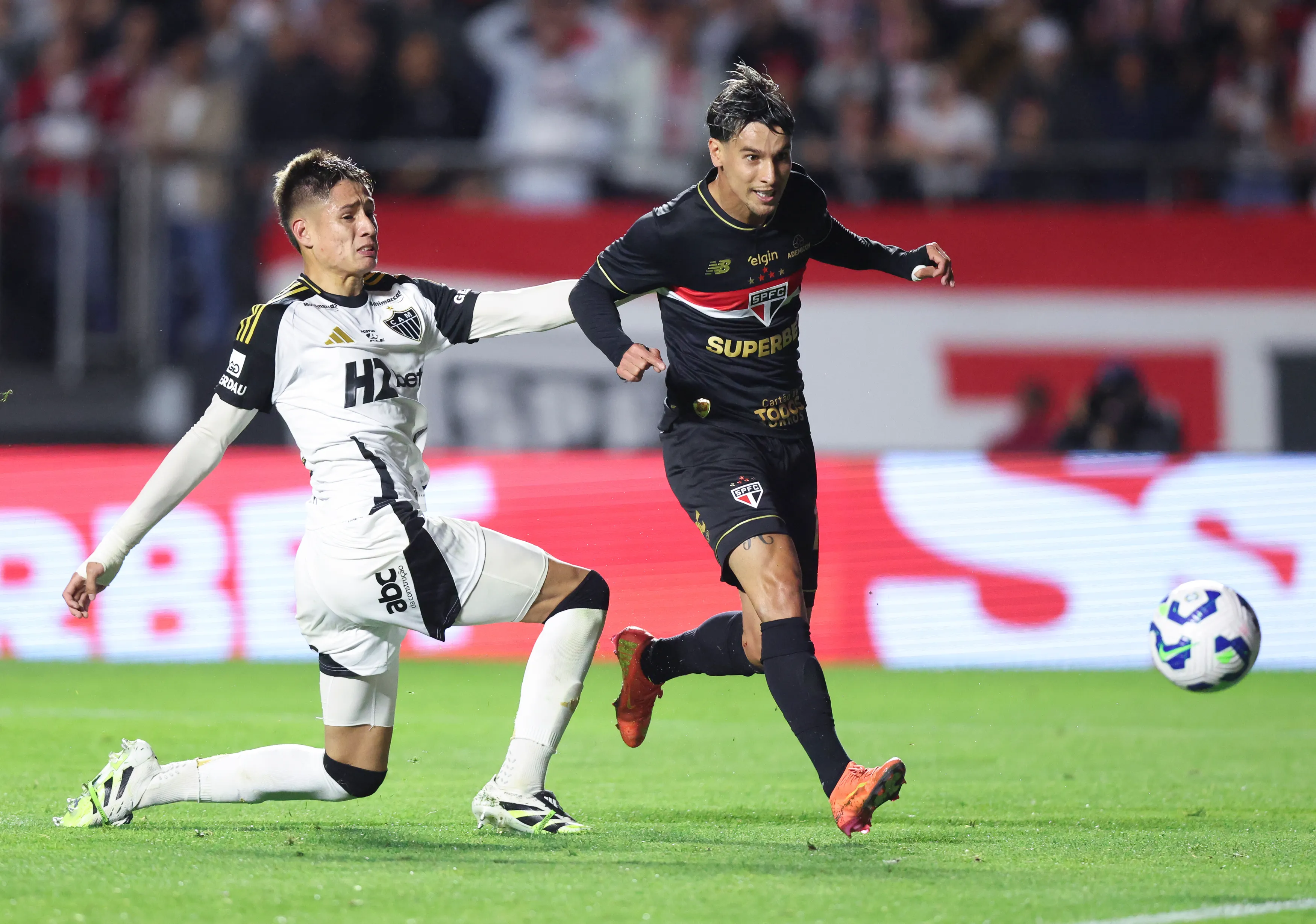 Iván Román en acción por Atlético Mineiro, donde suma 18 partidos oficiales. (Alexandre Schneider/Getty Images).