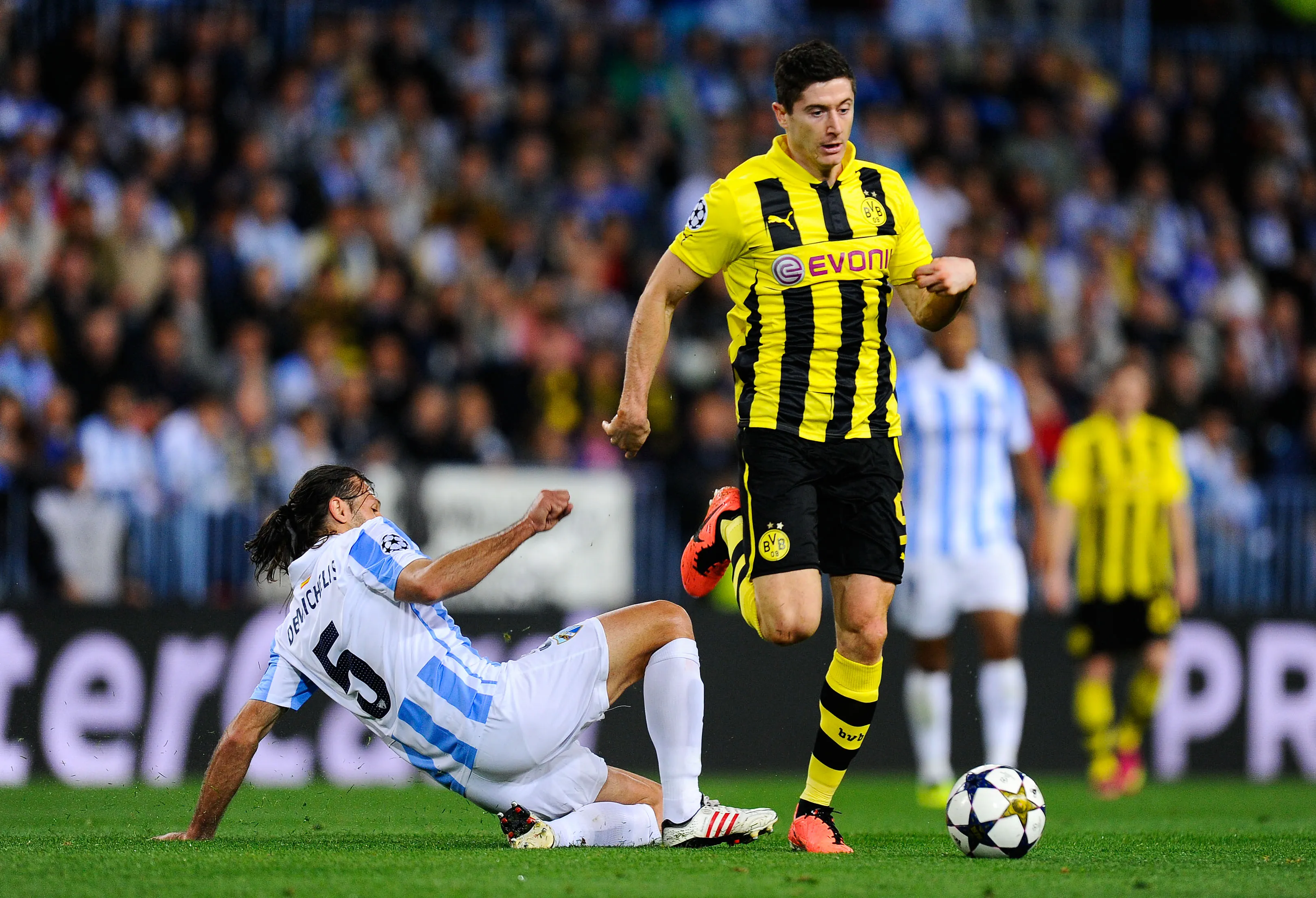Martín Demichelis marca a Robert Lewandowski. El Borussia Dortmund eliminó al Málaga en los cuartos de la Champions 2012-2013. (David Ramos/Getty Images).