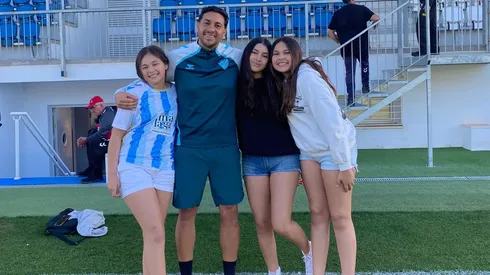César Lagos junto a sus hijas, el motor de su vida, le contestó desde España un llamado a RedGol.