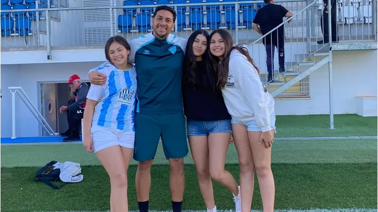 César Lagos junto a sus hijas, el motor de su vida, le contestó desde España un llamado a RedGol.
