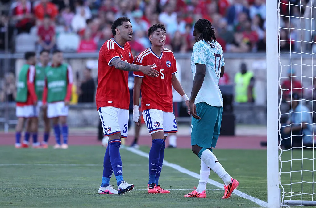 Iván Román jugando por la selección chilena. (Photo by Carlos Rodrigues/Getty Images)