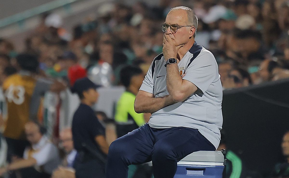Uruguay oficializa a la leyenda que reemplaza a Marcelo Bielsa tras el fracaso en el Mundial