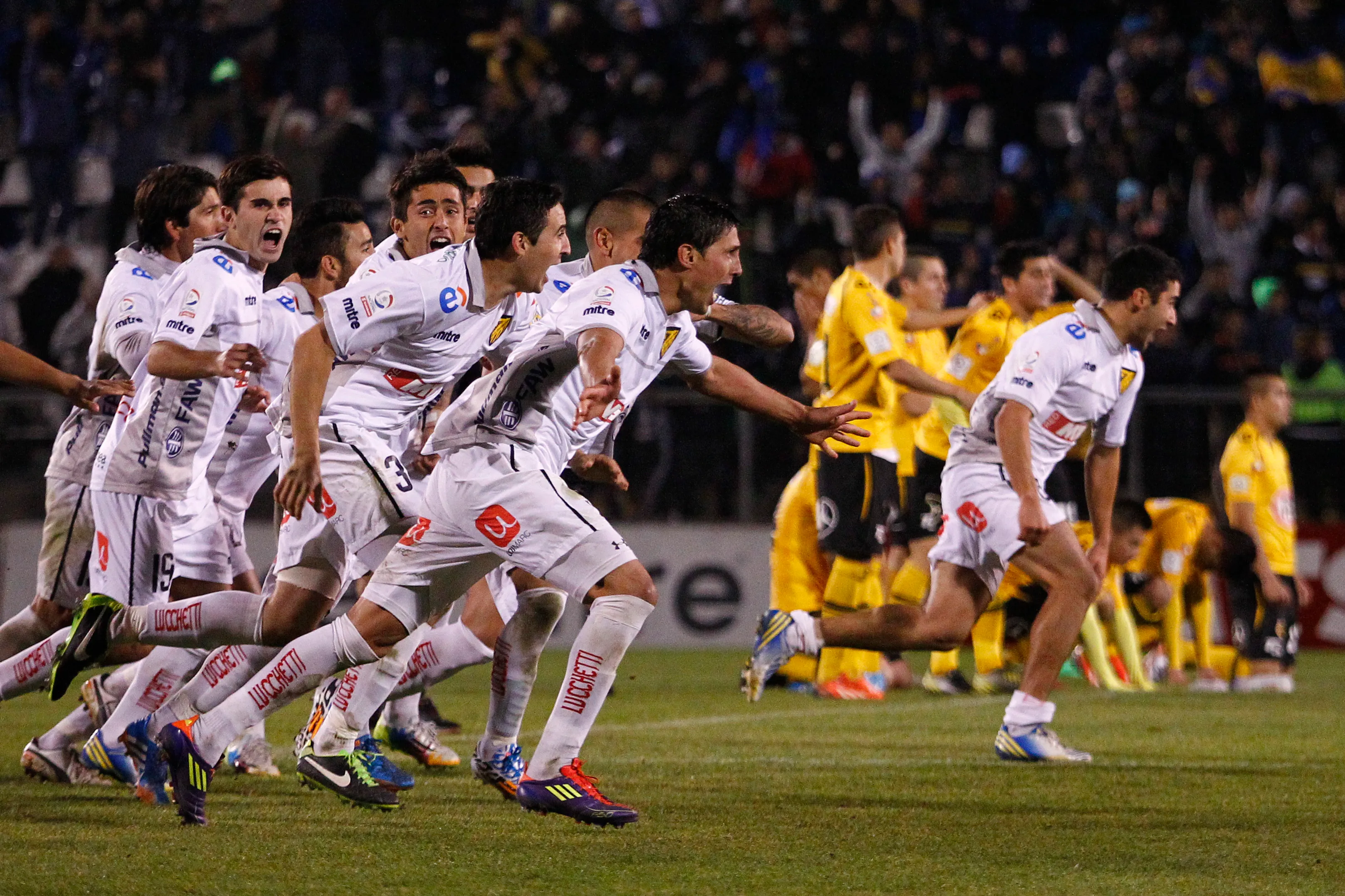 Así celebró Barnechea el ascenso a la élite del fútbol chileno tras vencer a San Luis de Quillota por penales en San Carlos de Apoquindo. (Marcelo Hernandez/Photosport).