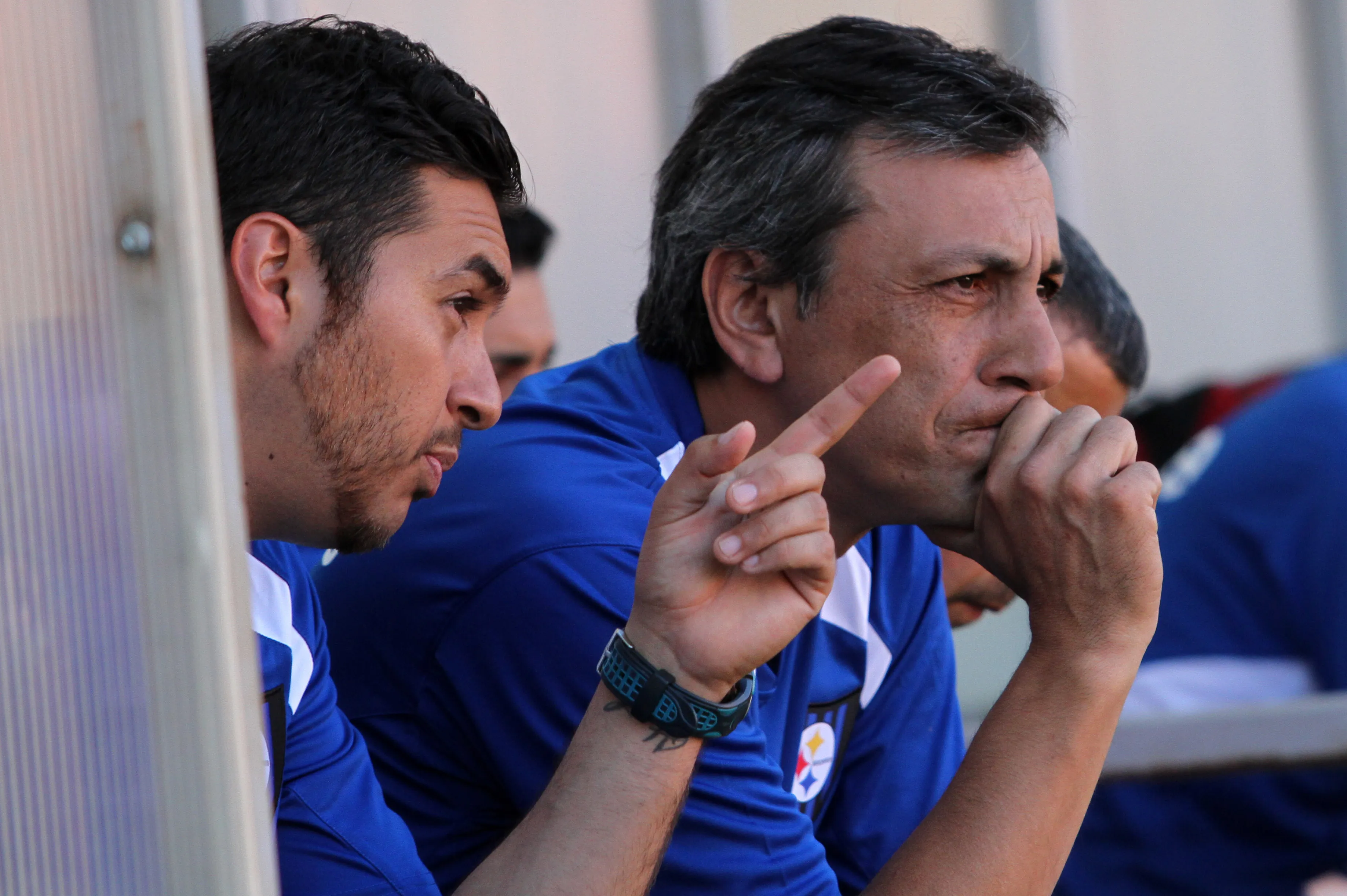 César Lagos junto a Hugo Vilches cuando compartieron en el staff técnico de Huachipato. (Dragomir Yankovic/Photosport).