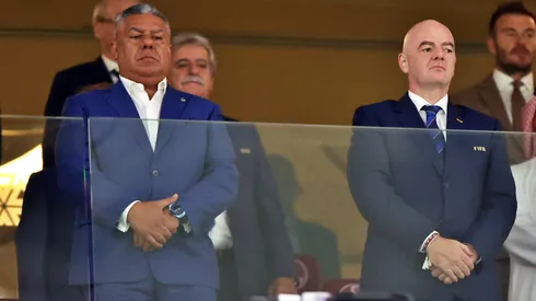 Chiqui Tapia y Argentina le prestan ropa a Gianni Infantino.