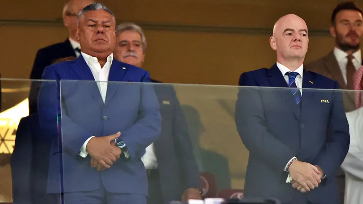 Chiqui Tapia y Argentina le prestan ropa a Gianni Infantino.