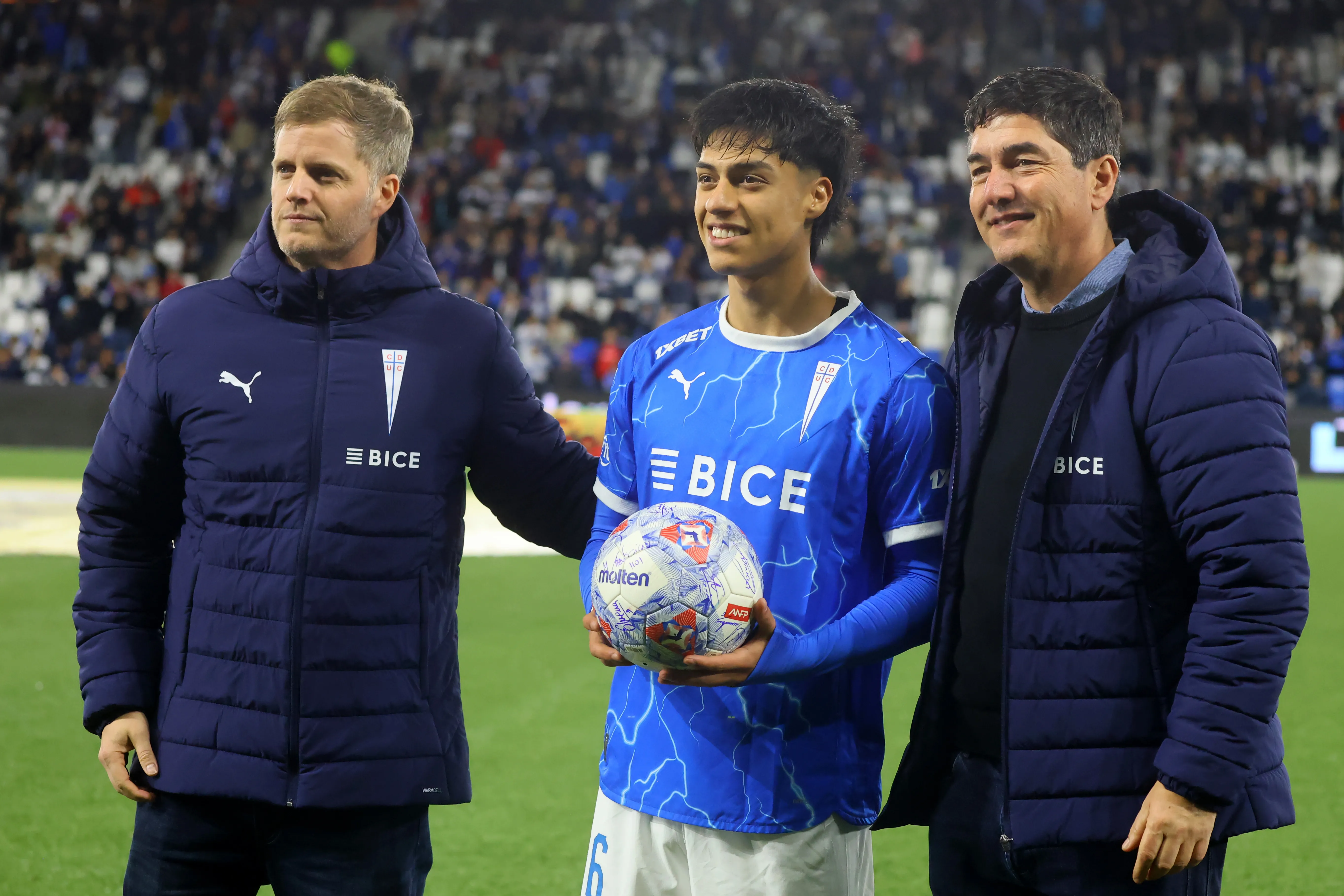 Matías Claro le regaló una pelota a Sebastián Arancibia por su primer gol profesional. El lateral derecho no estará vs Estudiantes por una lesión. (Jonnathan Oyarzun/Photosport).