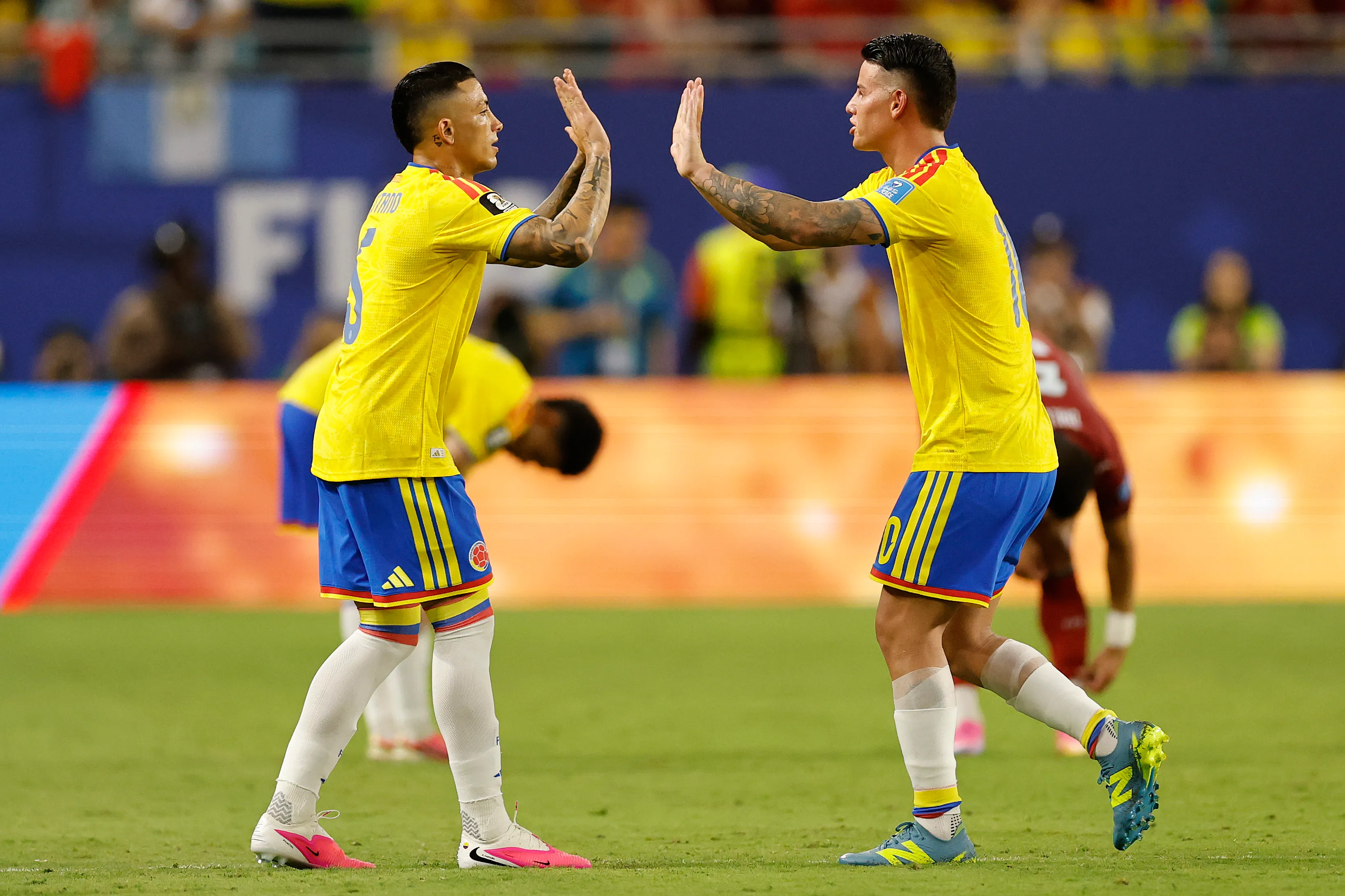 James Rodríguez felicita a Kevin Castaño tras el empate sin goles de Colombia vs Portugal en el Mundial 2026. (Michael Reaves/Getty Images).