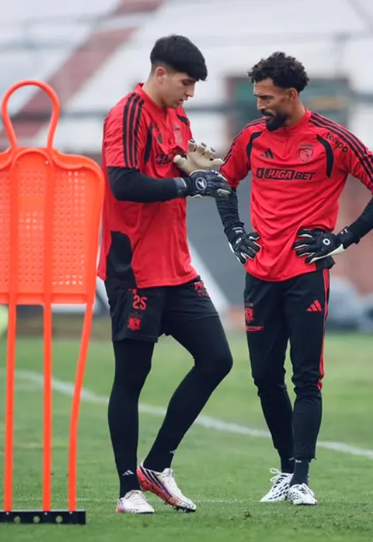 Vozinha junto a Gabriel Maureira en un entrenamiento. (Foto: Sebastián Órdenes | Colo Colo).