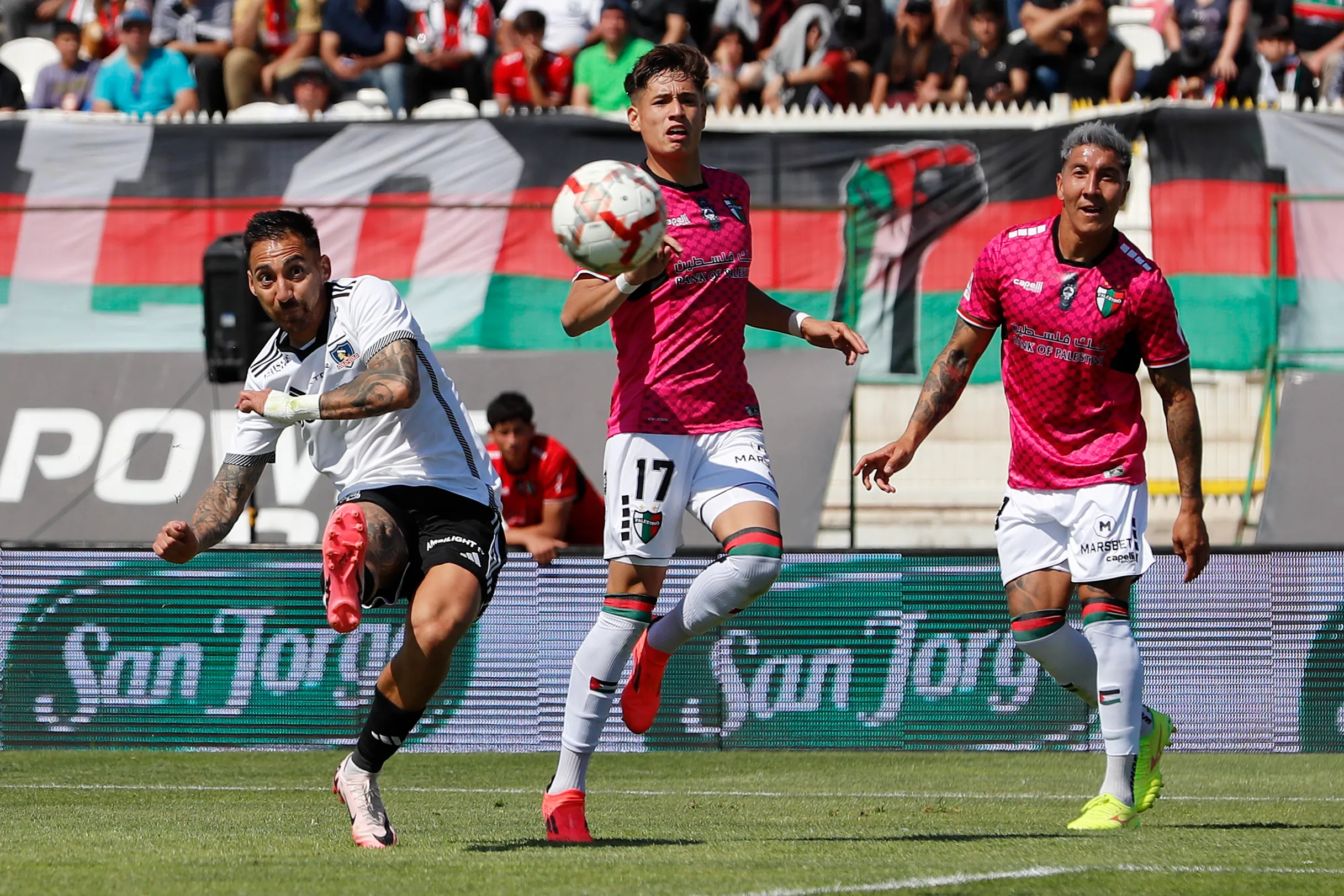 Entre Iván Román y el Banana Suárez vieron en un puesto privilegiado el golazo de Correa a César Rigamonti. (Felipe Zanca/Photosport).