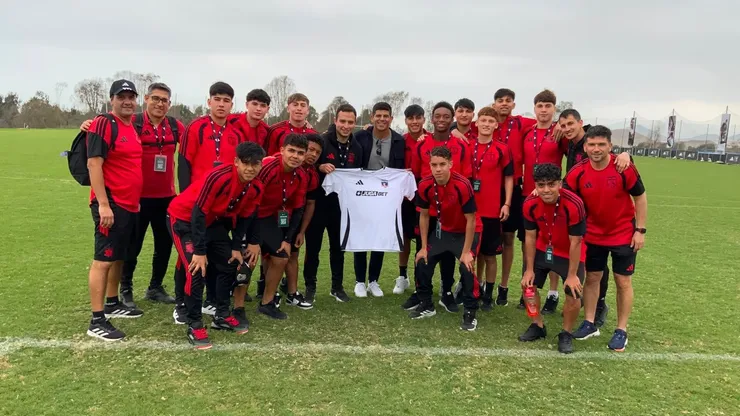 Esteban Pavez junto a la Sub 16 de Colo Colo