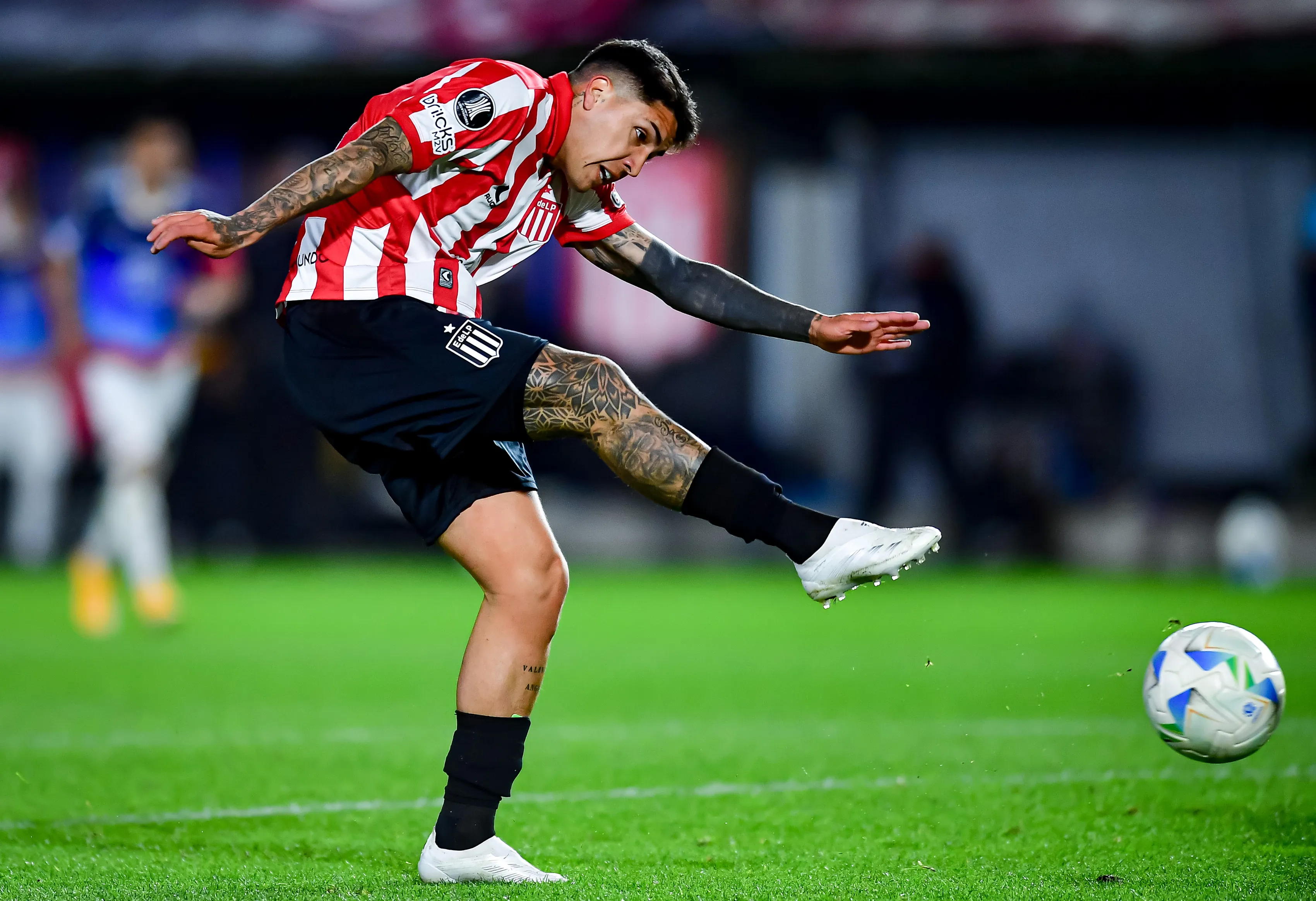 Facundo Farías en acción por Estudiantes de La Plata. (Marcelo Endelli/Getty Images).