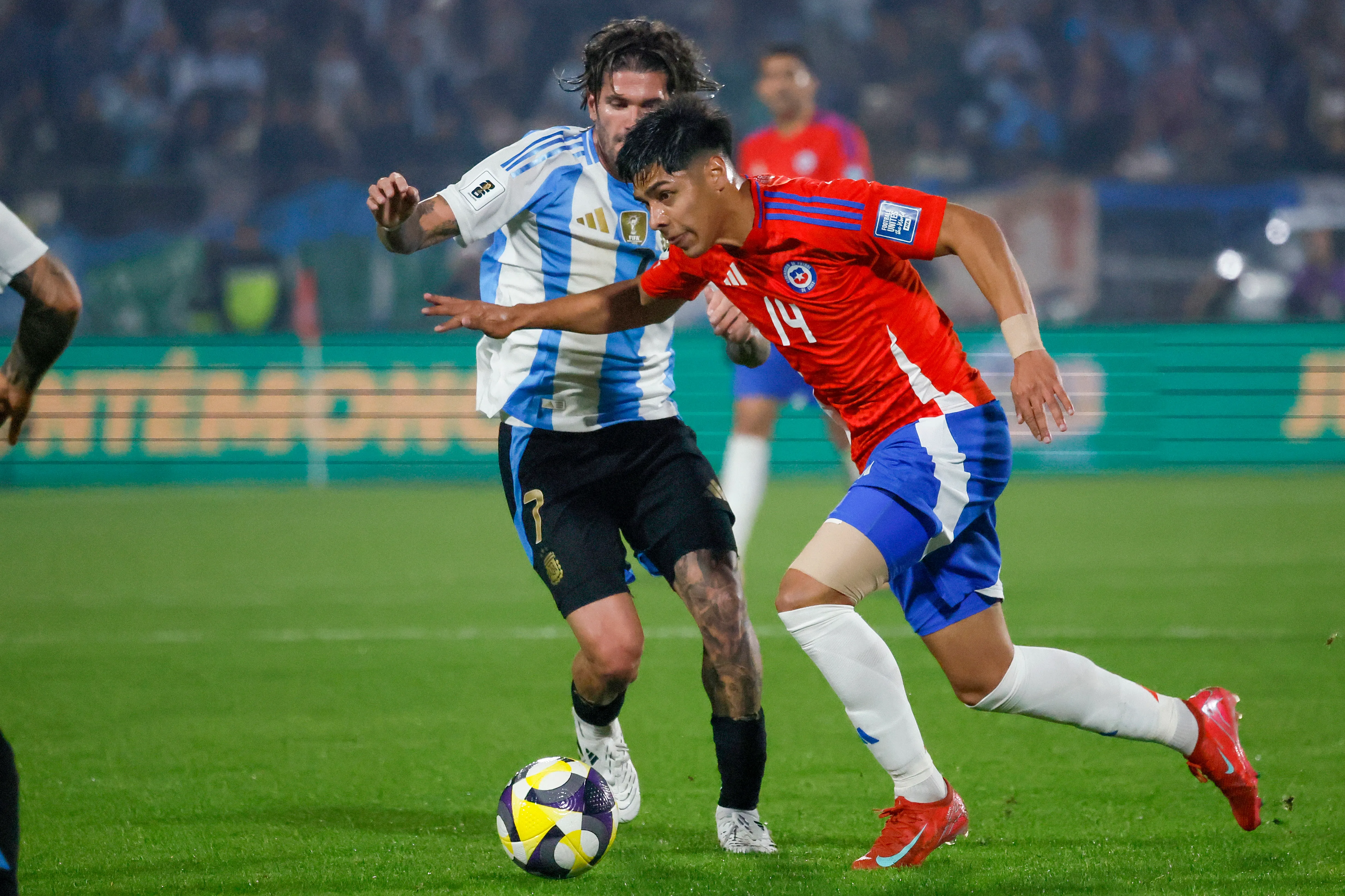 Darío Osorio enfrenta la marca de Rodrigo de Paul en un duelo vs Argentina por las Eliminatorias 2026. (Andres Pina/Photosport).