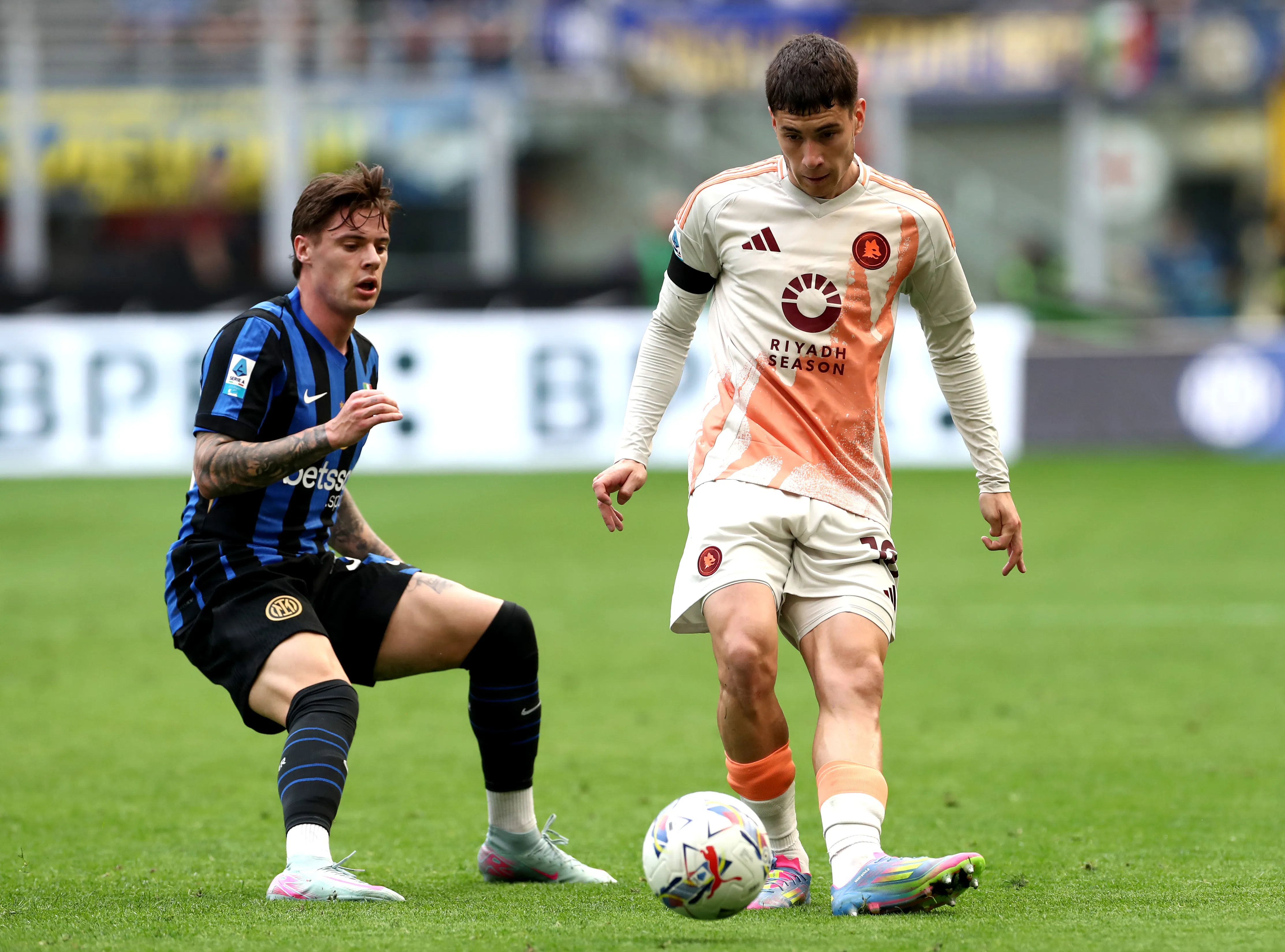 Matías Soulé por la AS Roma ante el Inter de Milán, acérrimo rival rossonero. (Marco Luzzani/Getty Images).