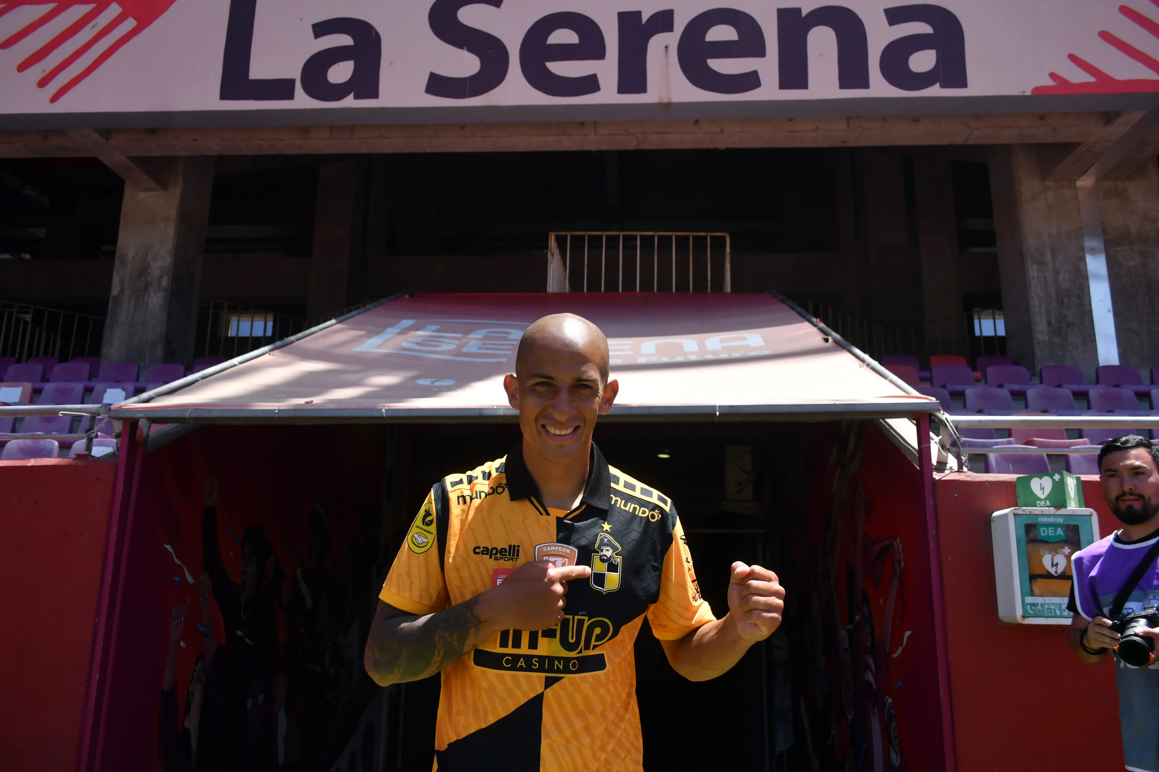 Alejandro Camargo festejó así la victoria del Barbón ante los granates como visita. (Alejandro Pizarro Ubilla/Photosport).