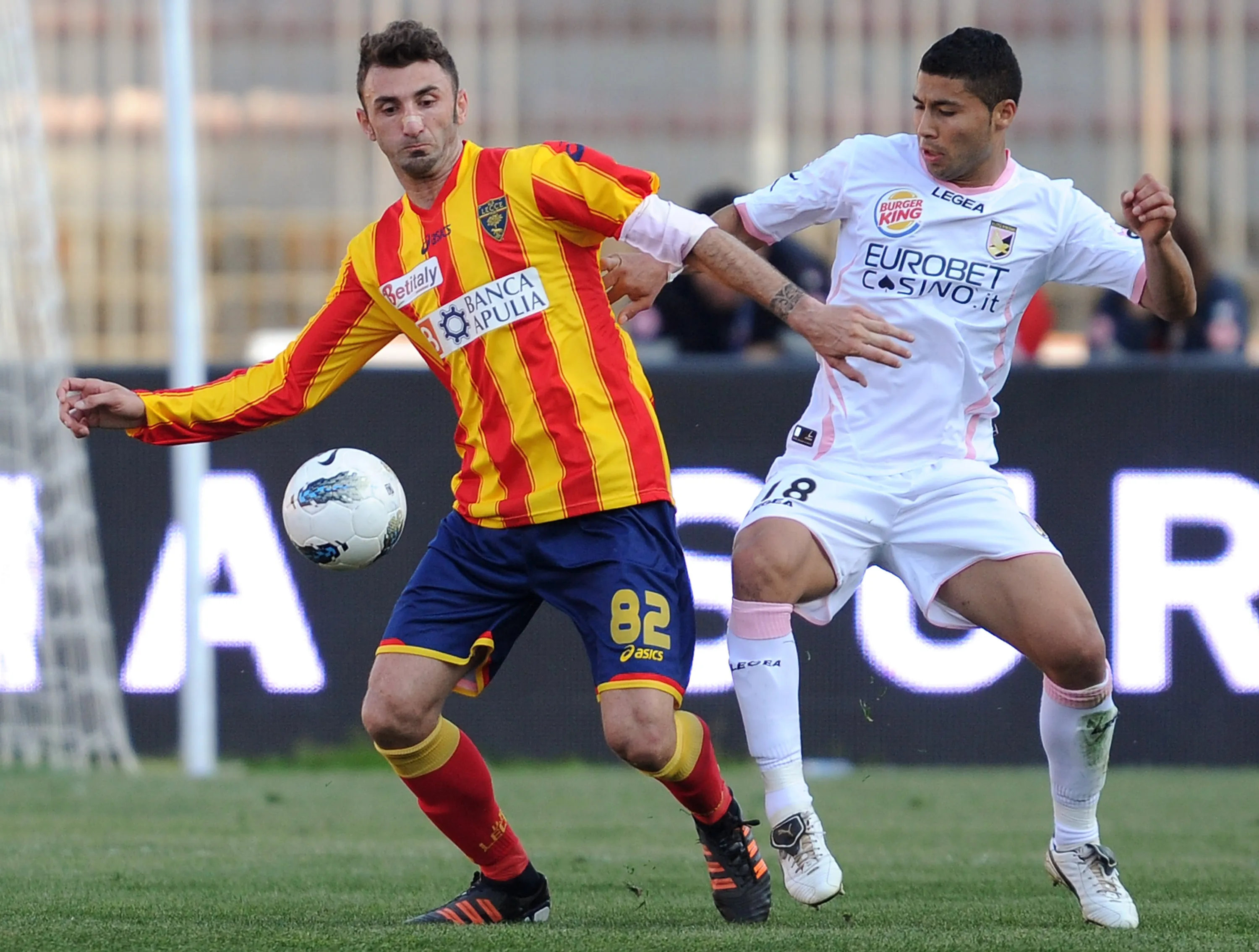 Carlos Labrín en acción por el Palermo. También jugó en el Novara y hoy se recupera de una seria lesión en Rangers de Talca. (Tullio M. Puglia/Getty Images).