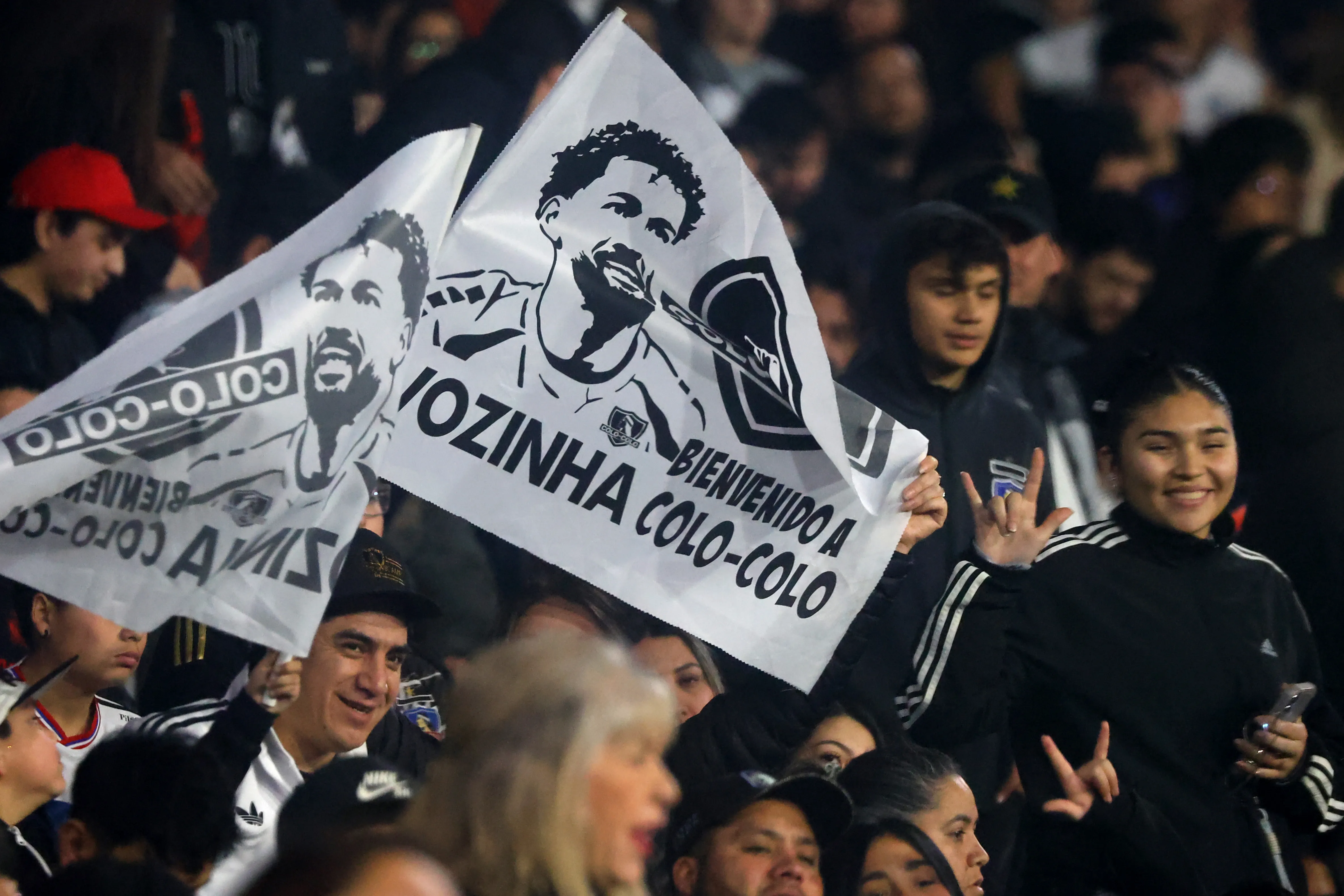Vozinha revoluciona a los hinchas de Colo Colo. Foto: Jonnathan Oyarzun/Photosport
