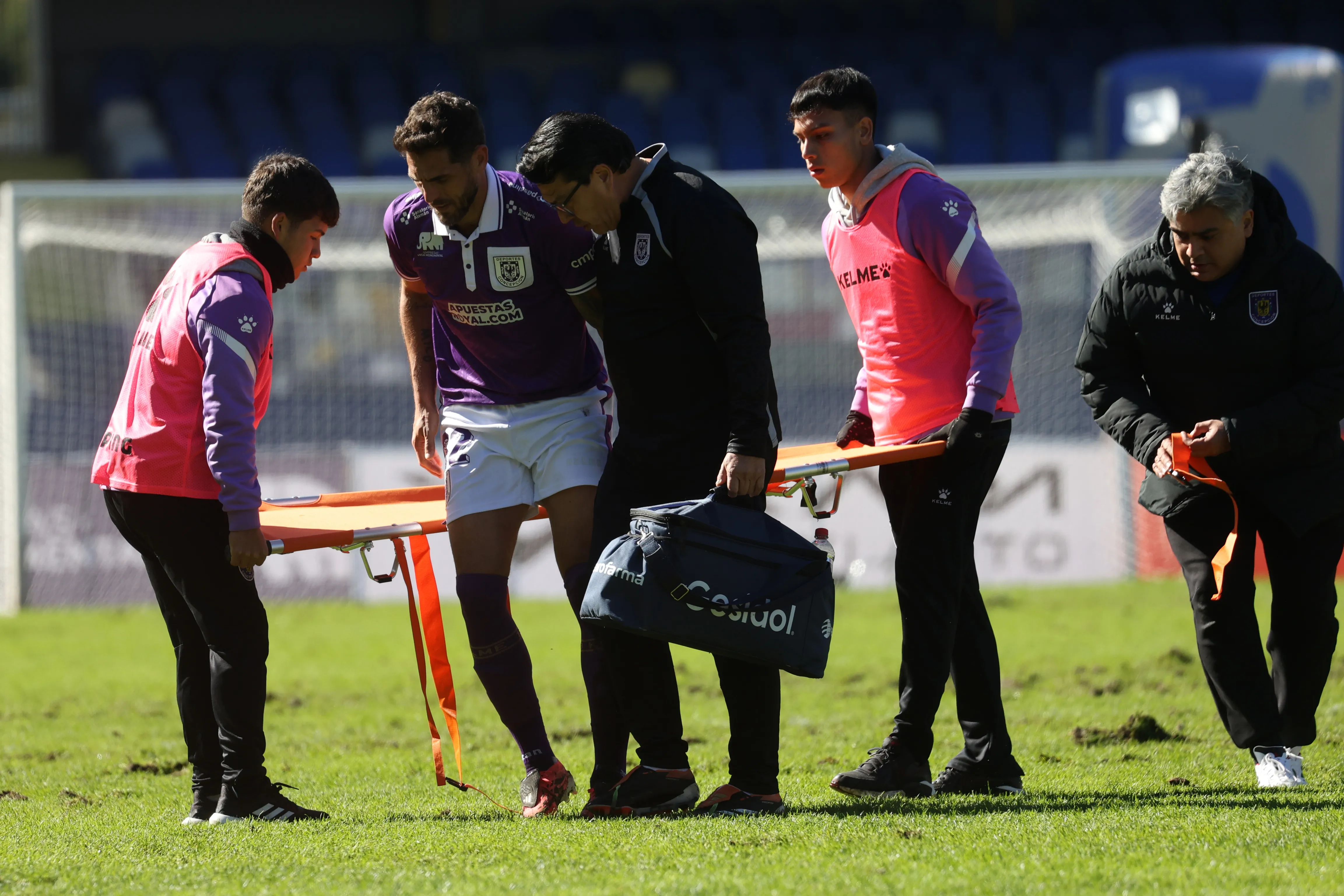 Joaquín Larrivey fue expulsado por bajarse de la camilla: pero esta se había roto. Foto: Eduardo Fortes/Photosport