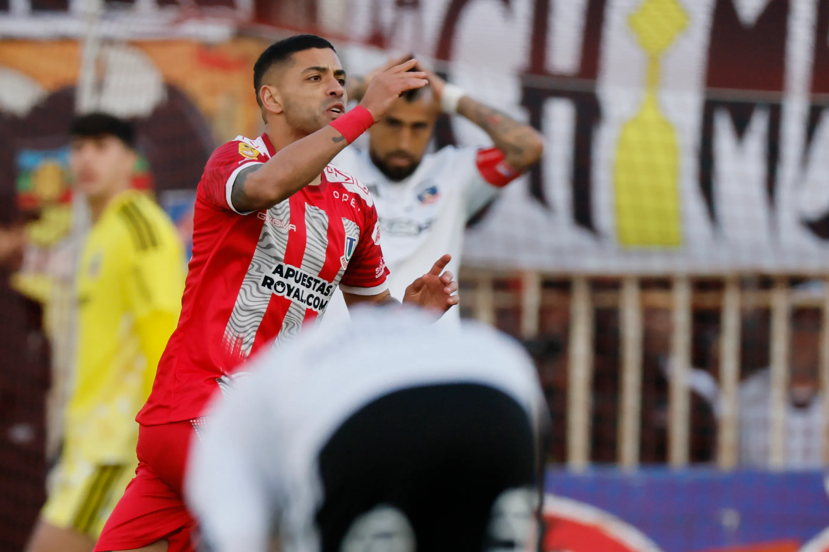 Matías Campos López celebra su gol ante Colo Colo, mientras en el fondo Arturo Vidal se lamenta por su error. Foto: Andres Pina/Photosport