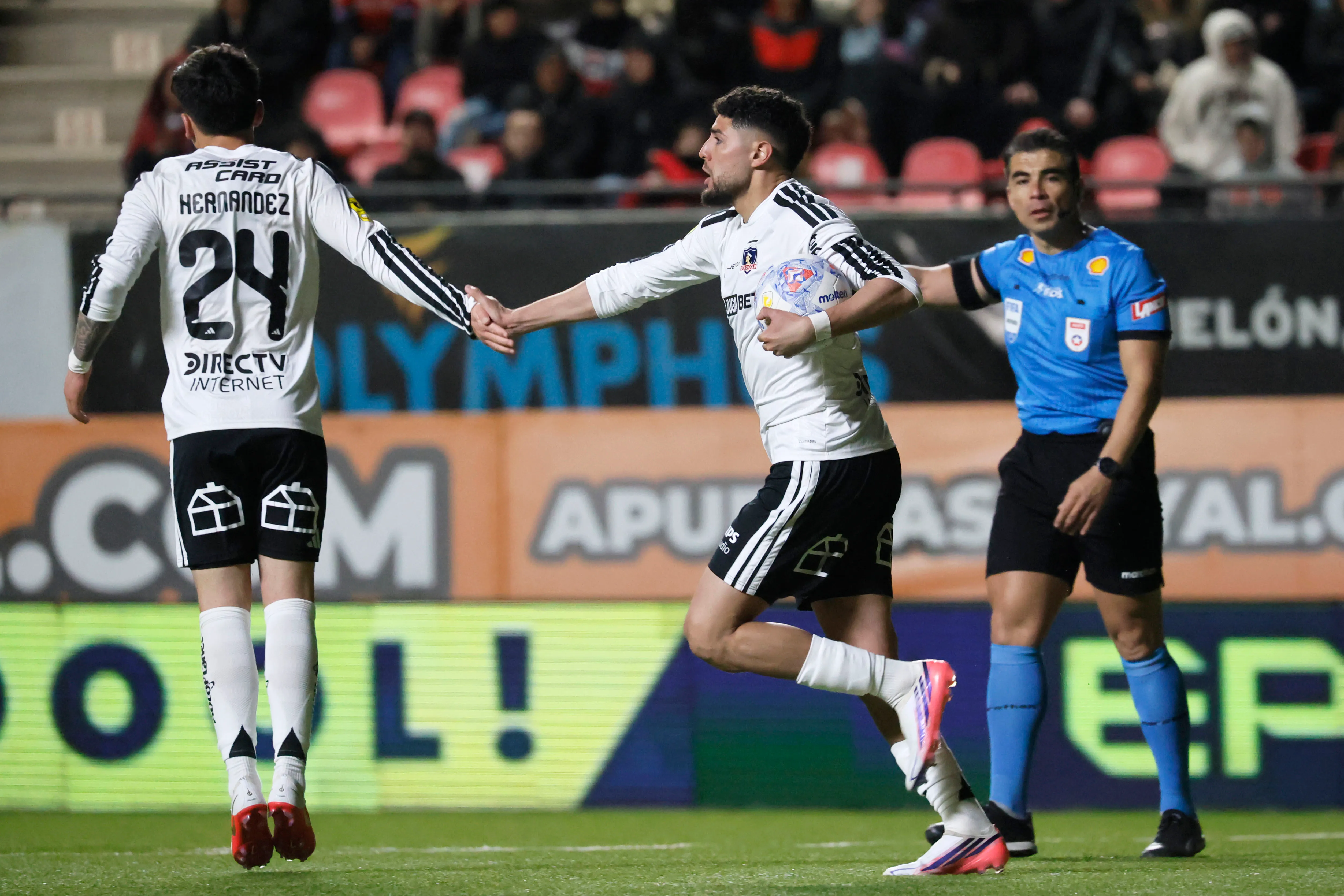 Maxi Romero festeja con Leandro Hernández, el otro autor de un gol vs La Calera. (Sebastian Cisternas/Photosport).