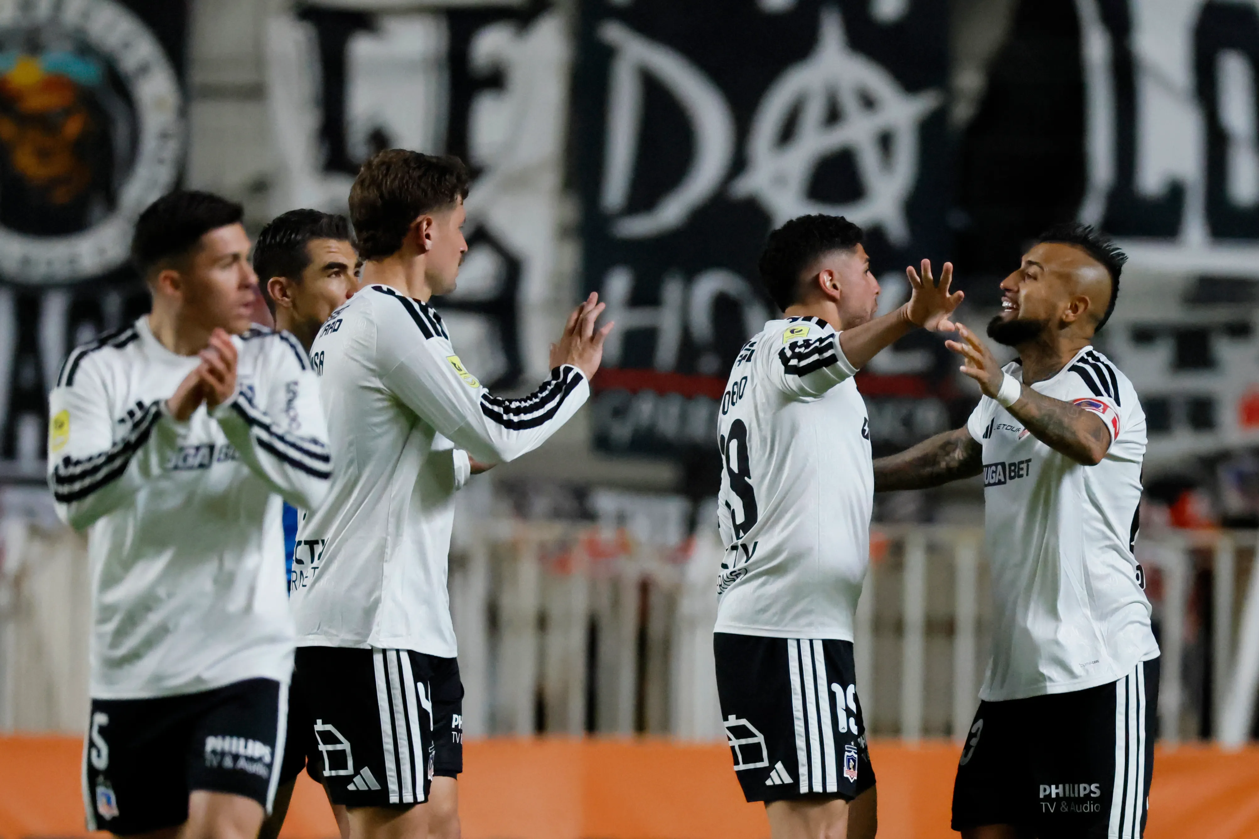 Otra imagen de la celebración de Colo Colo tras el gol de Romero. (Andres Pina/Photosport).