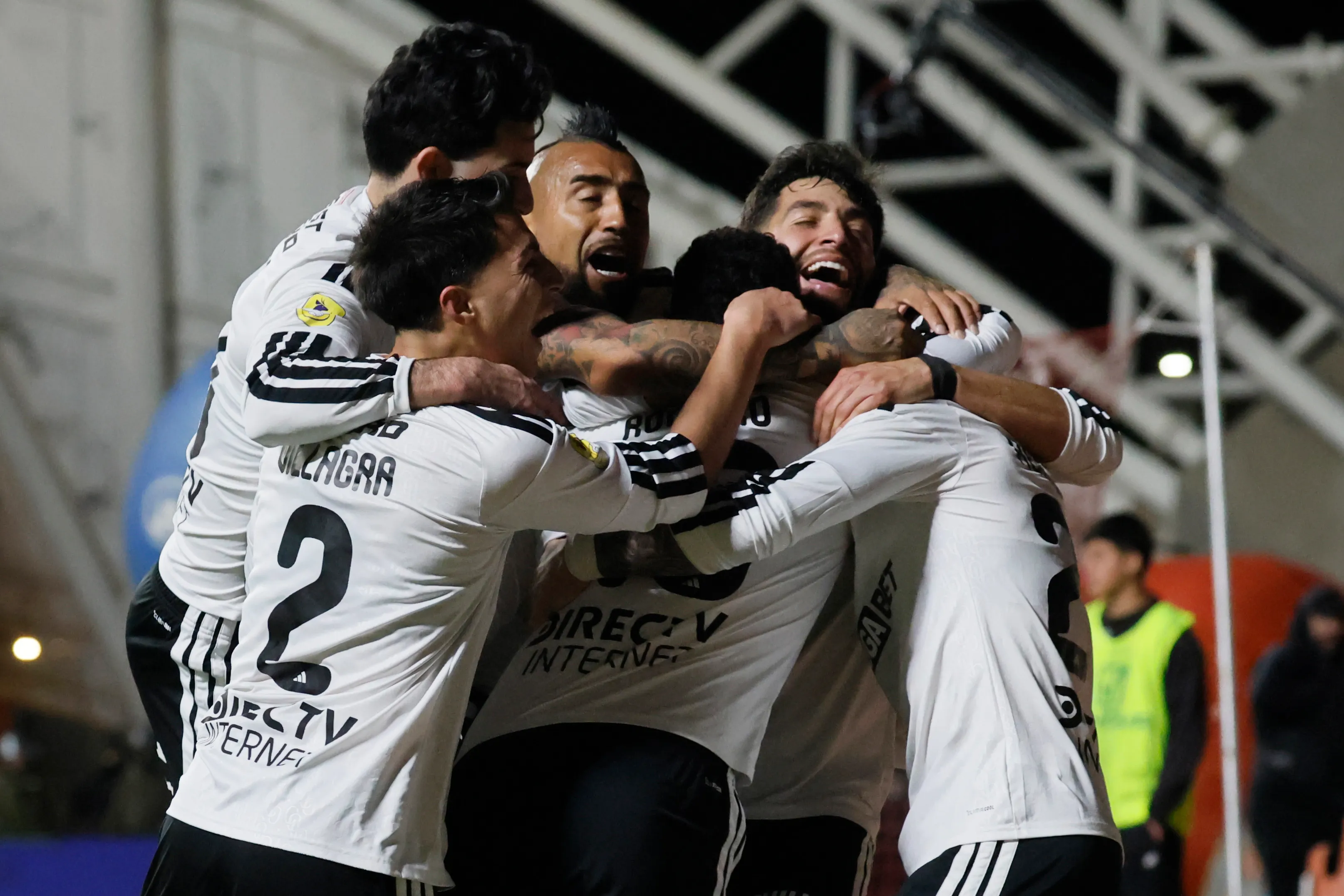 Colo Colo celebra uno de los goles que anotó ante los Cementeros. (Sebastian Cisternas/Photosport).