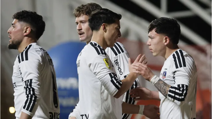 Jonathan Villagra celebra junto a Leandro Hernández, autor del gol del triunfo albo.