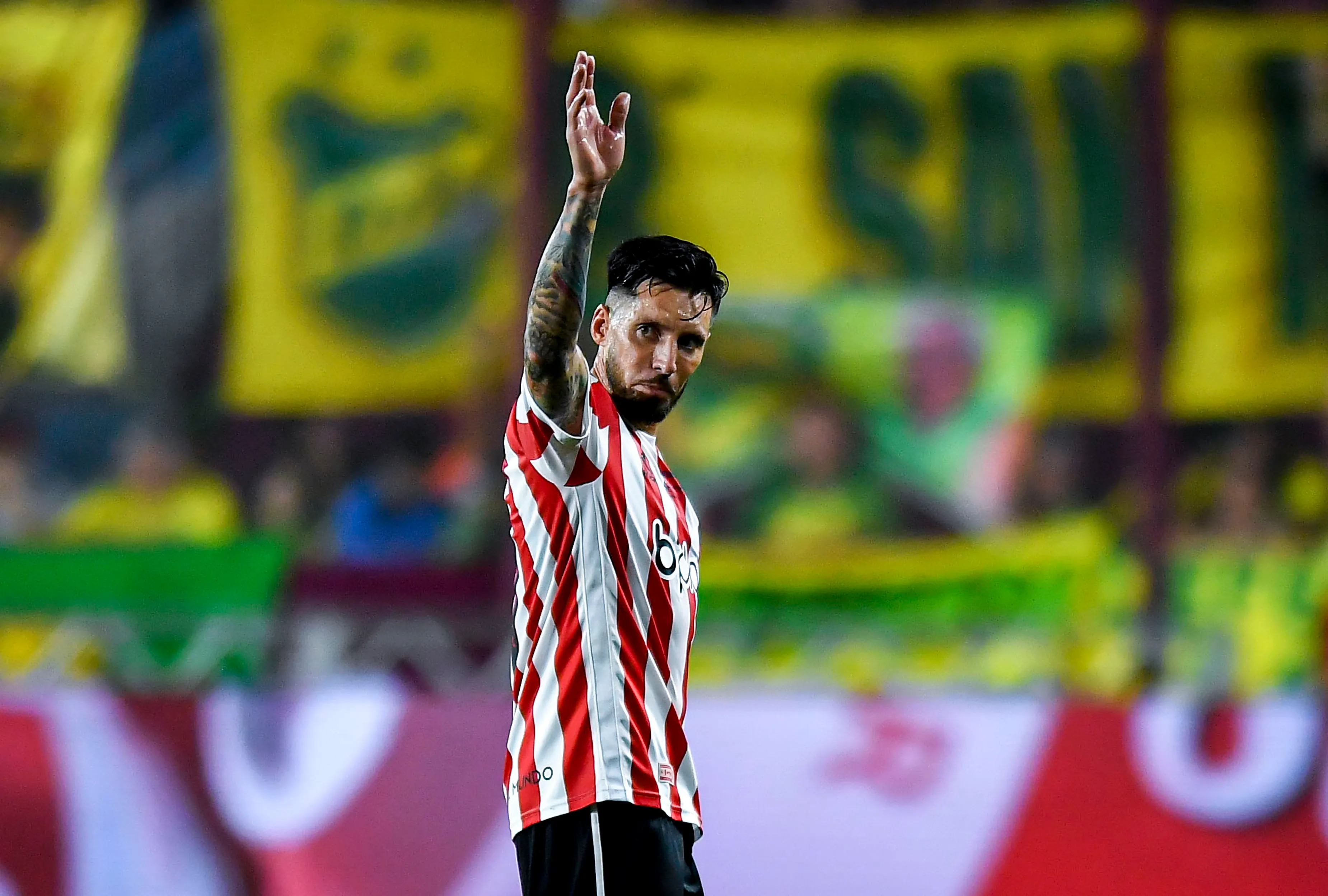 José Sosa trató de subir el ánimo de sus compañeros antes de recibir a la UC. (Marcelo Endelli/Getty Images).