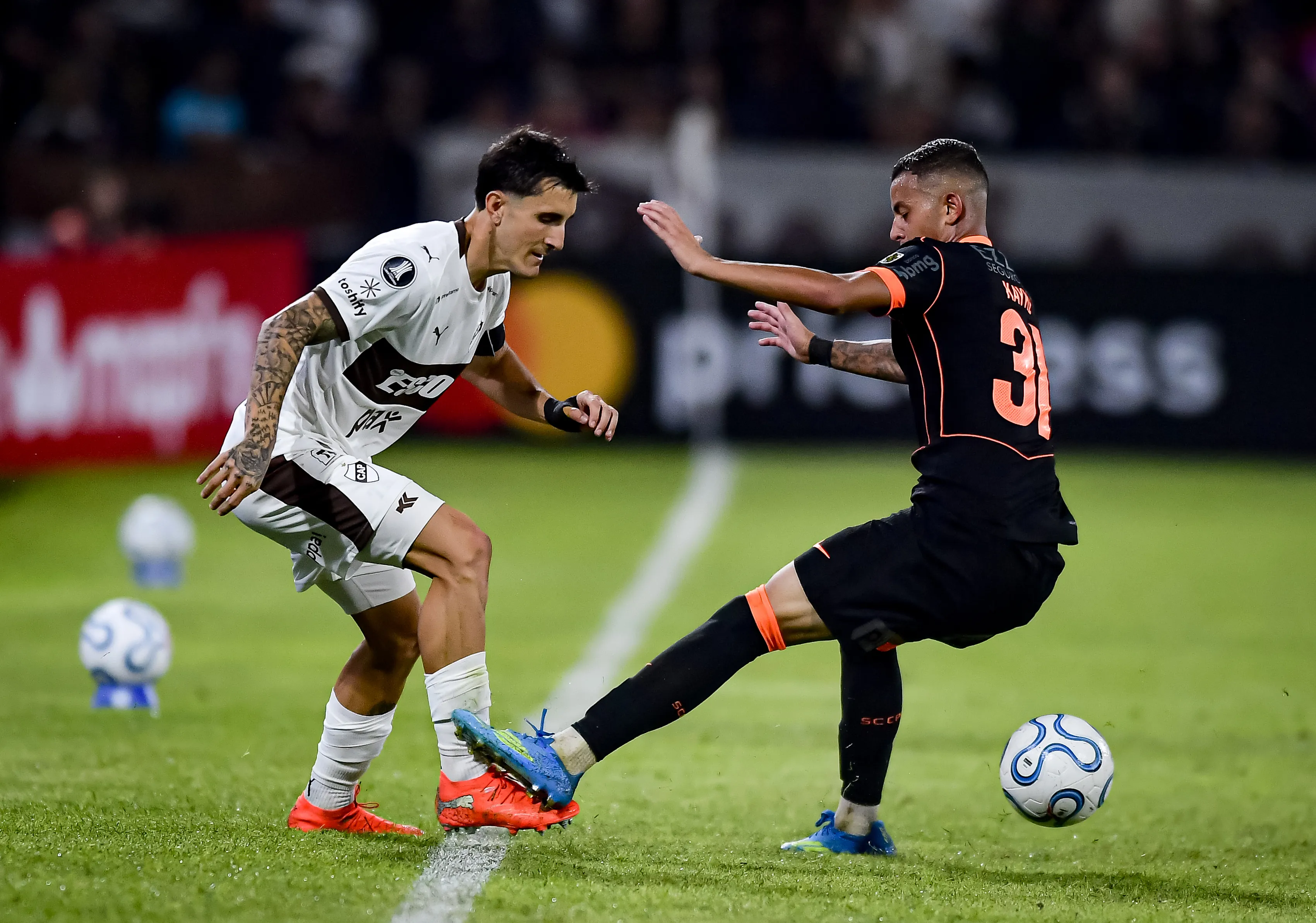 Guido Mainero en acción ante Corinthians: fue el autor del gol ante el Rojo de Avellaneda. (Marcelo Endelli/Getty Images).