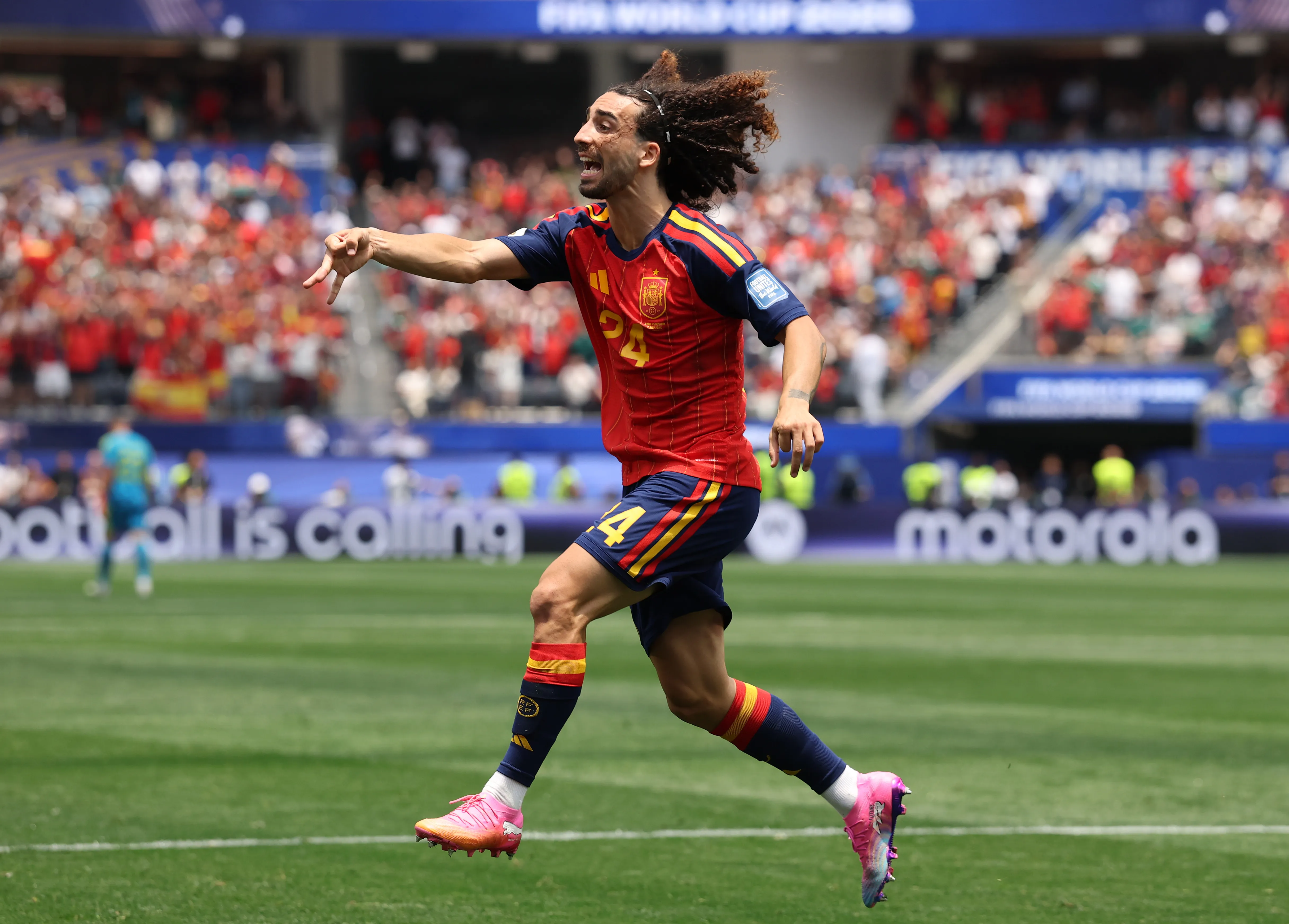 Cucurella luce sus botines Puma